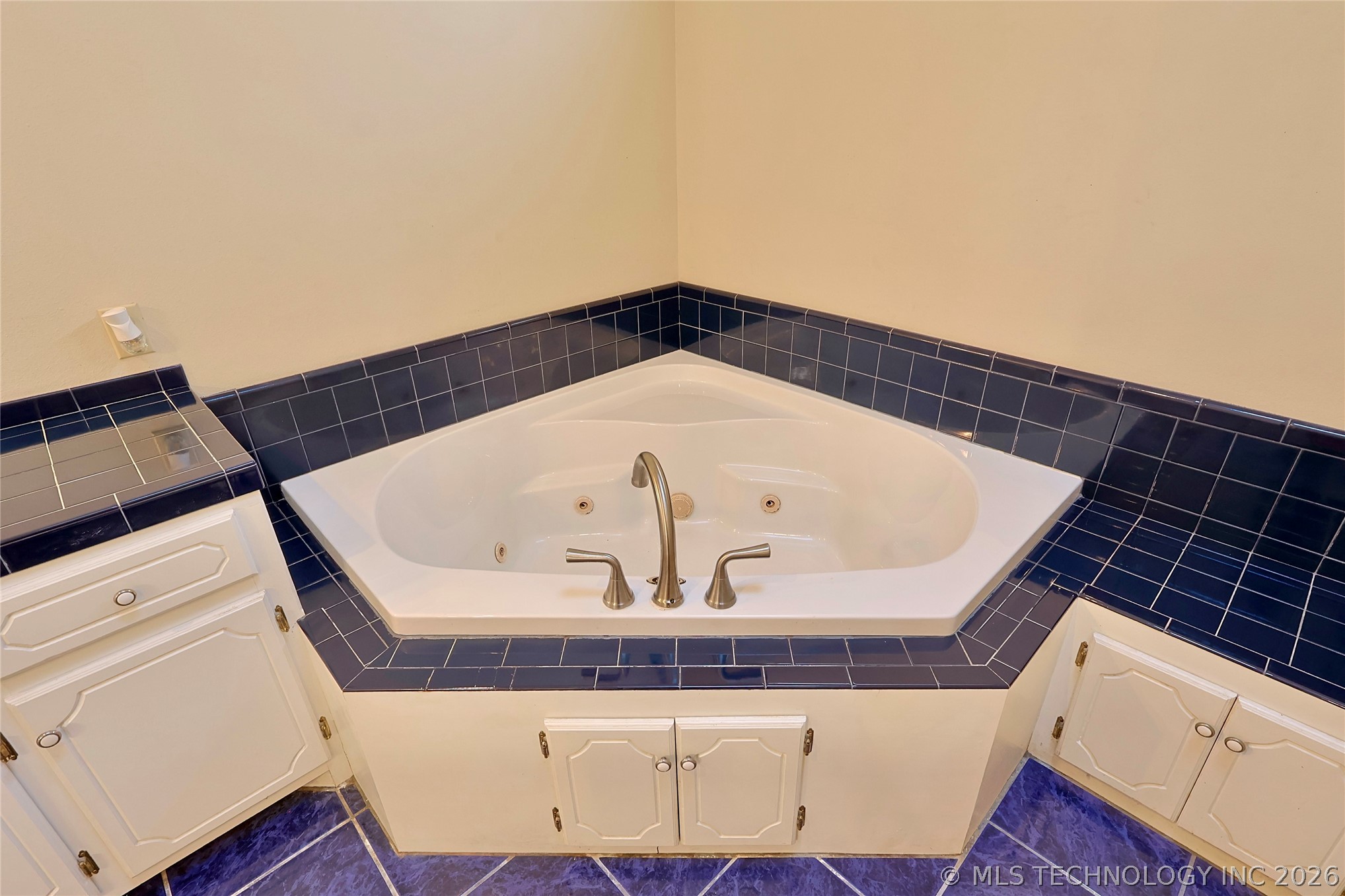 1002 W Knisley Avenue Property Photo 22