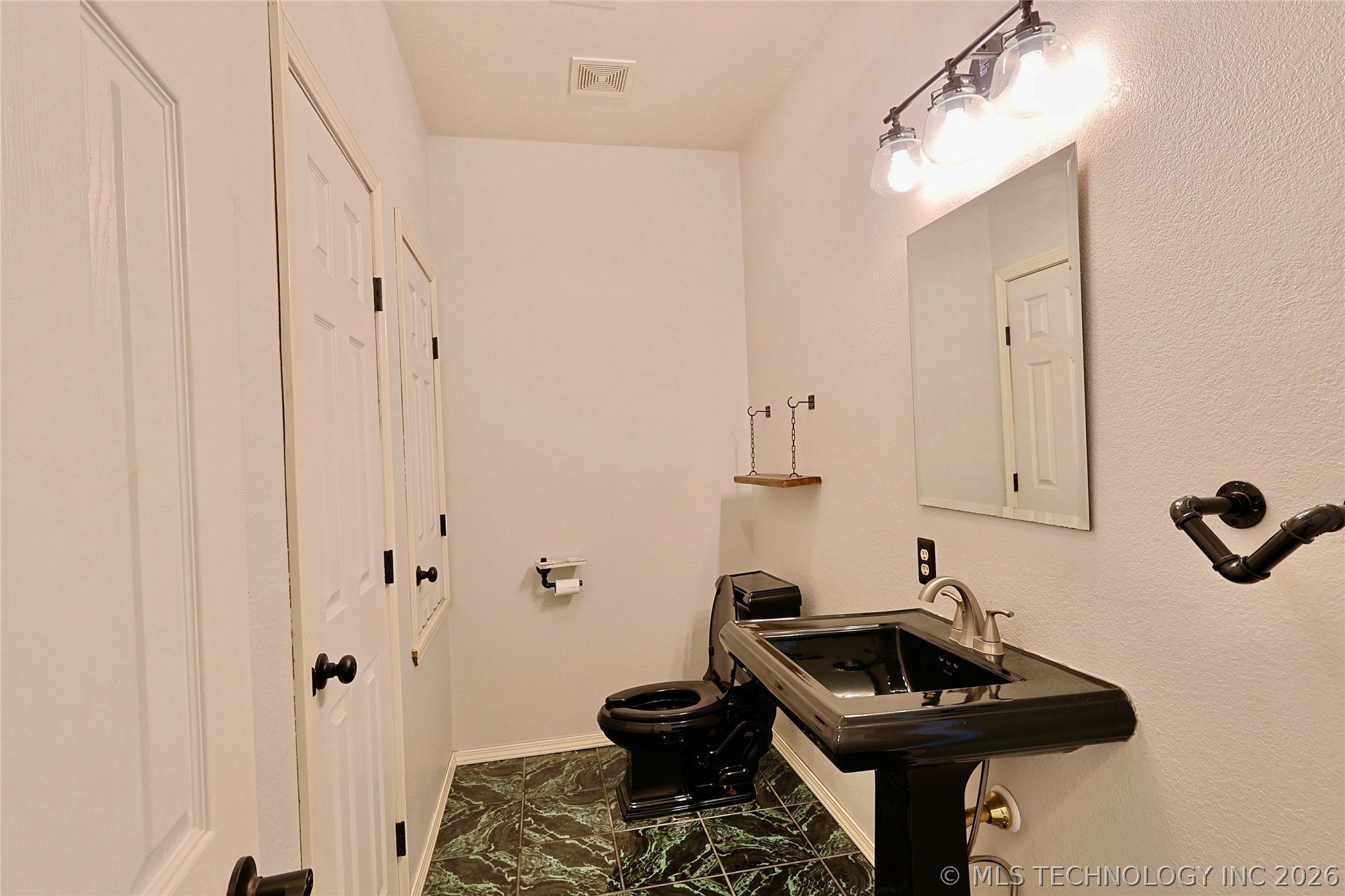 1002 W Knisley Avenue Property Photo 28