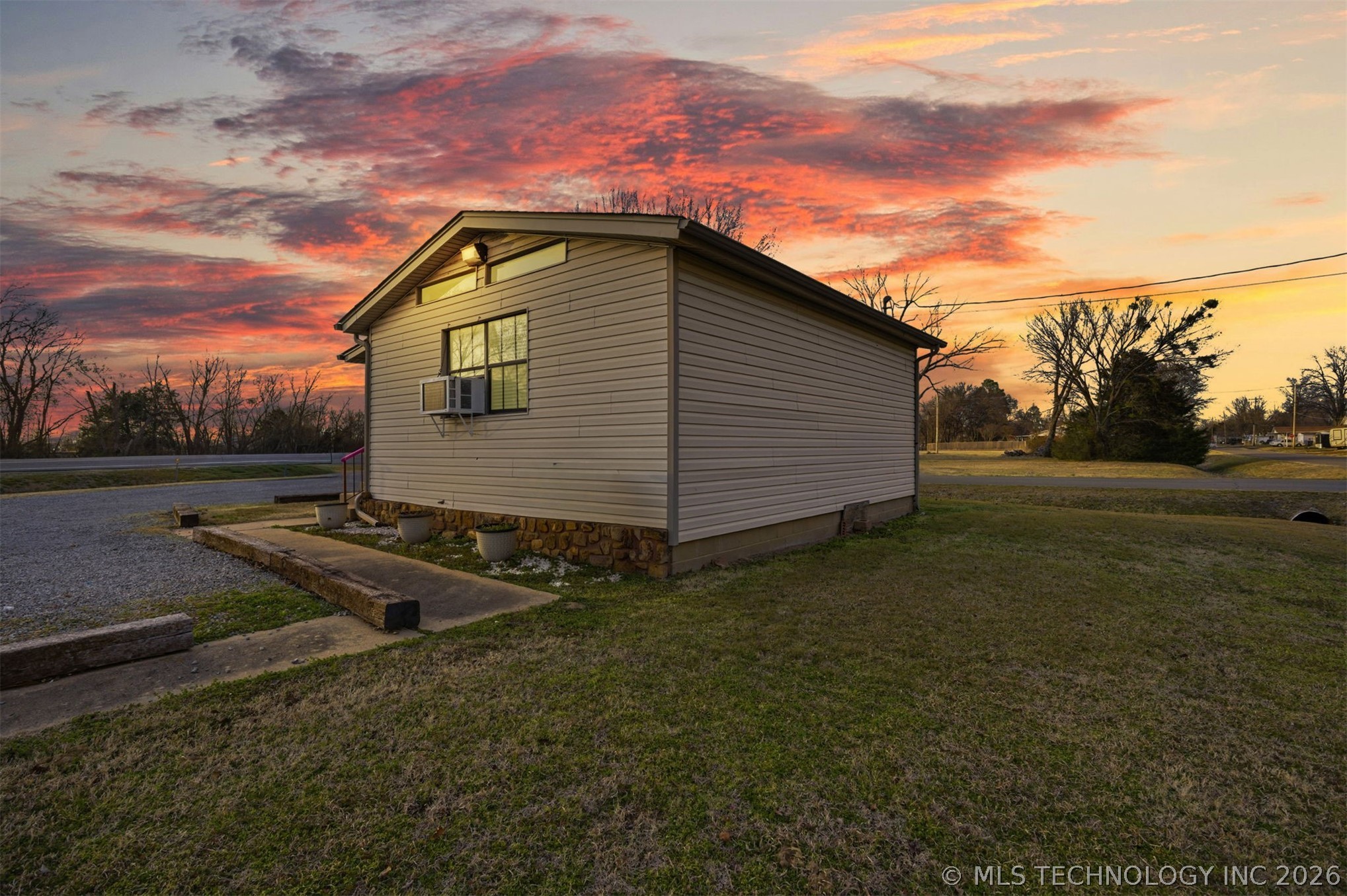 1401 S Mcquarrie Avenue Property Photo 17