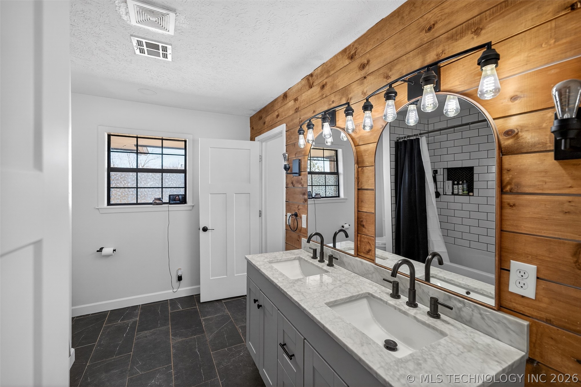 406 N William Penn Street Property Photo 20