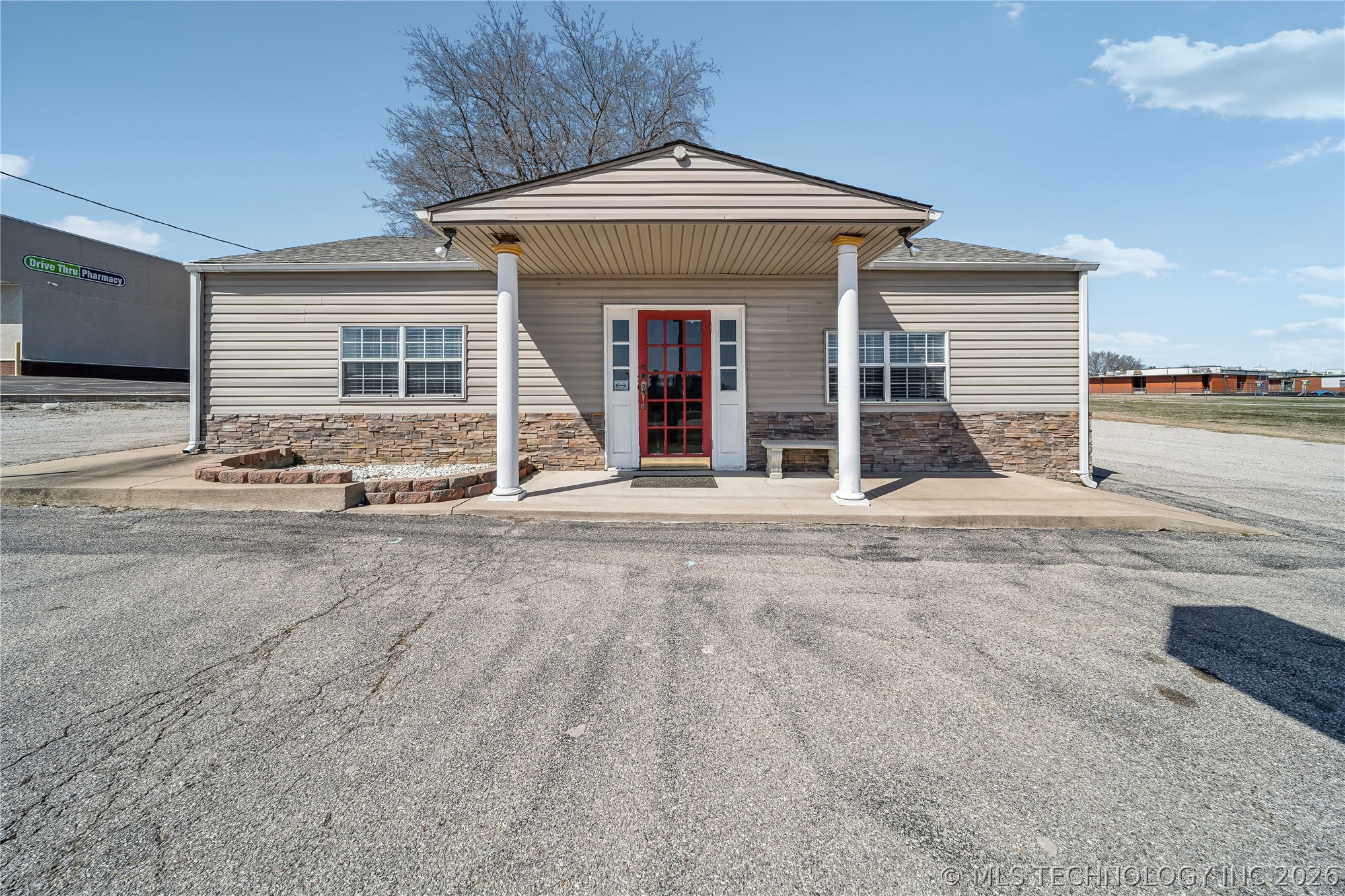 1831 N Highway 66 Route Property Photo 1