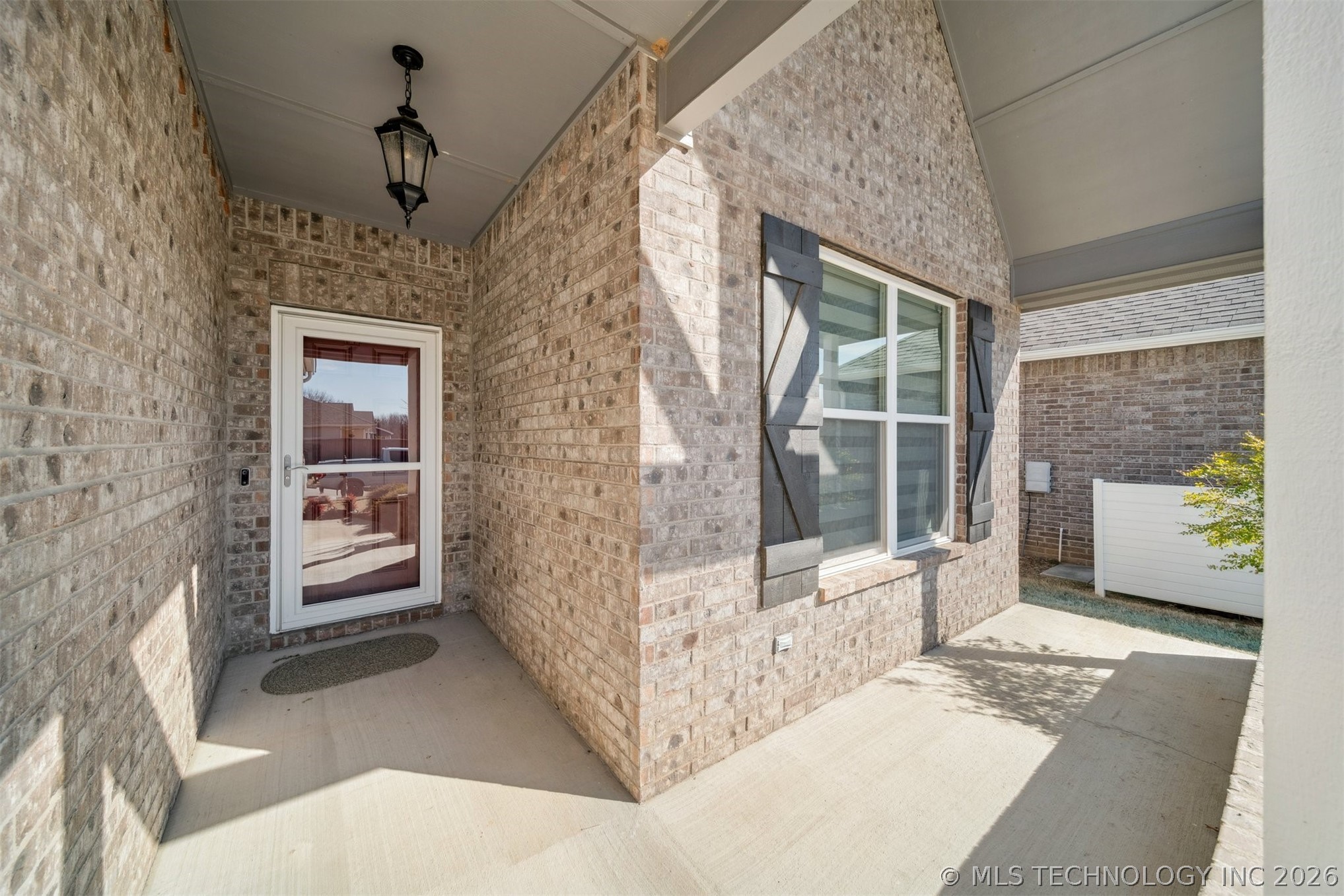 7509 S Walnut Avenue Property Photo 5