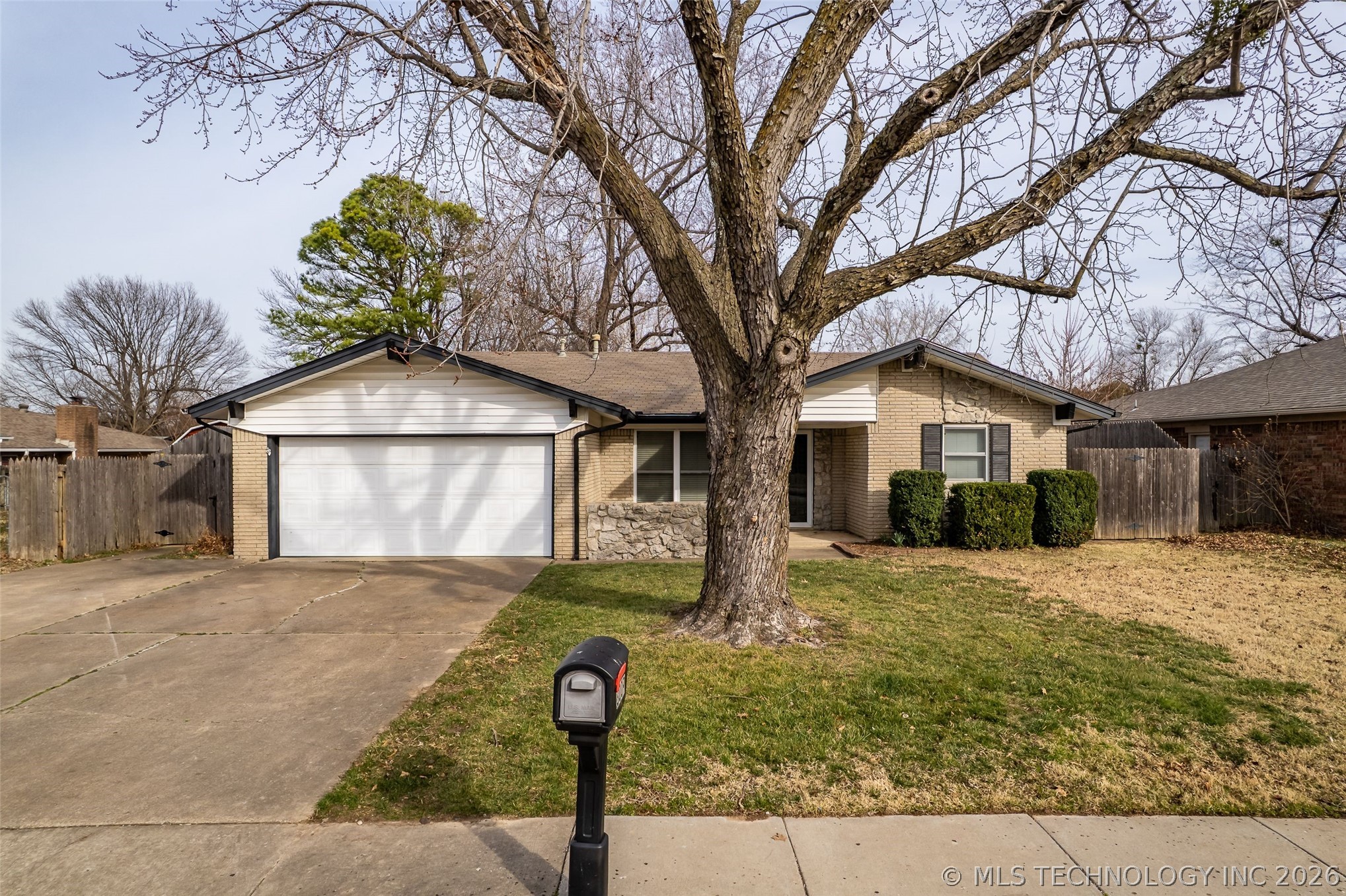 3009 S Elm Avenue Property Photo 1