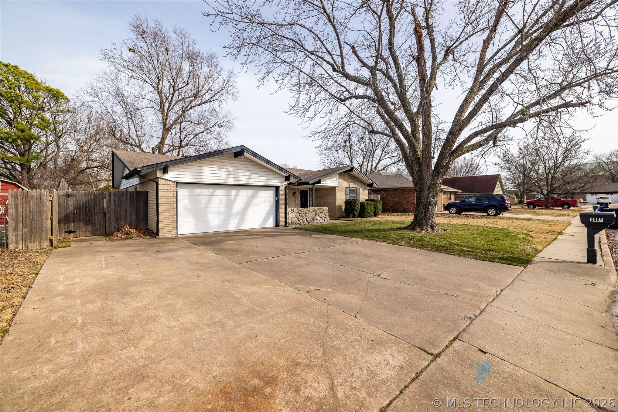 3009 S Elm Avenue Property Photo 2