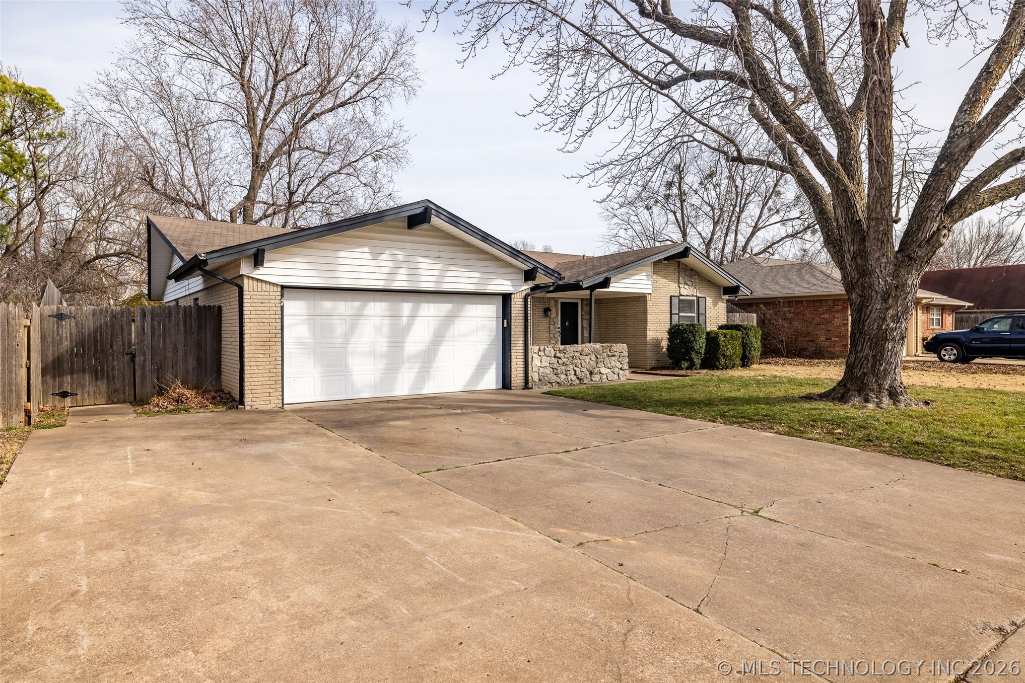 3009 S Elm Avenue Property Photo 3