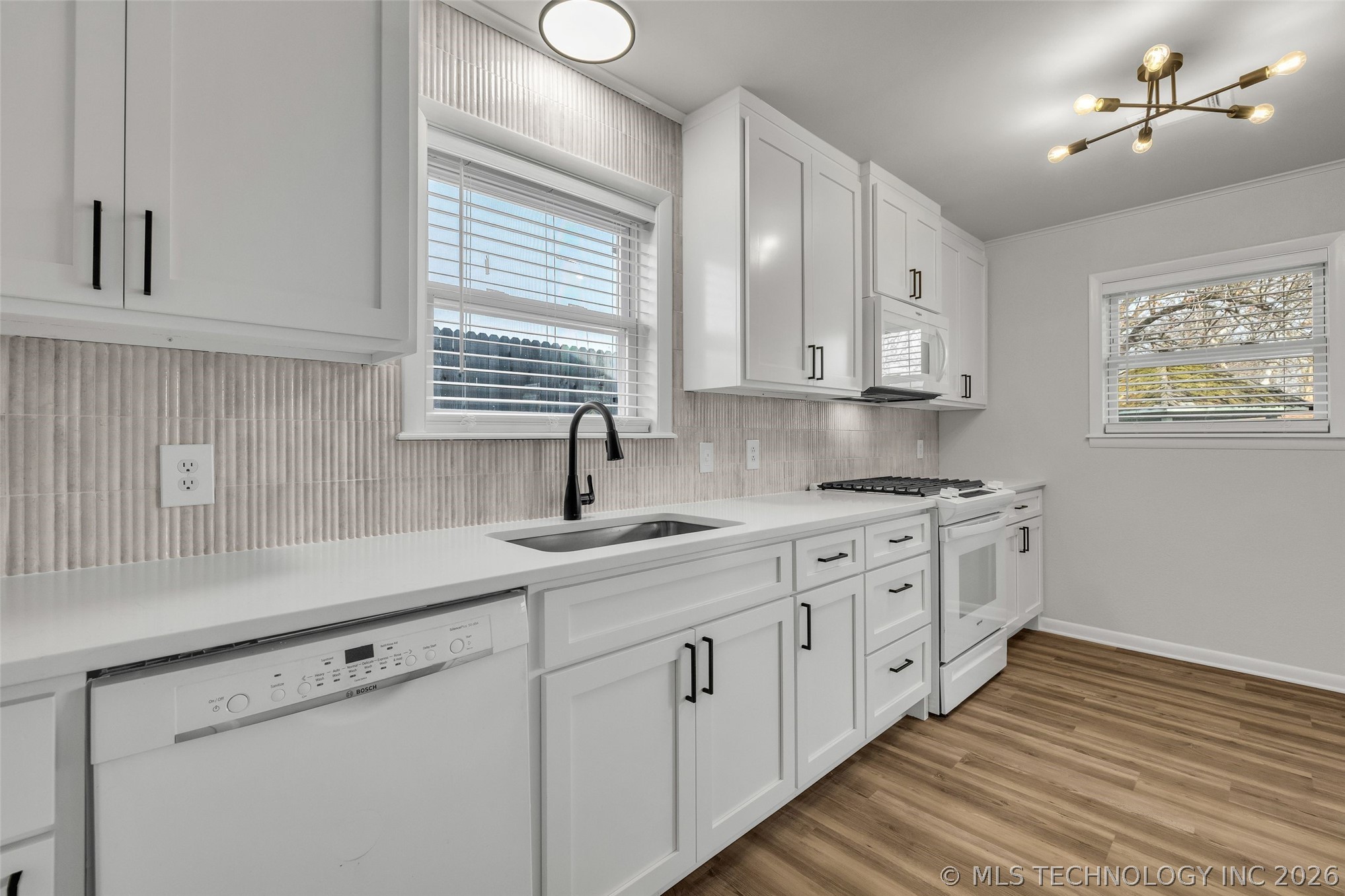 3009 S Elm Avenue Property Photo 5