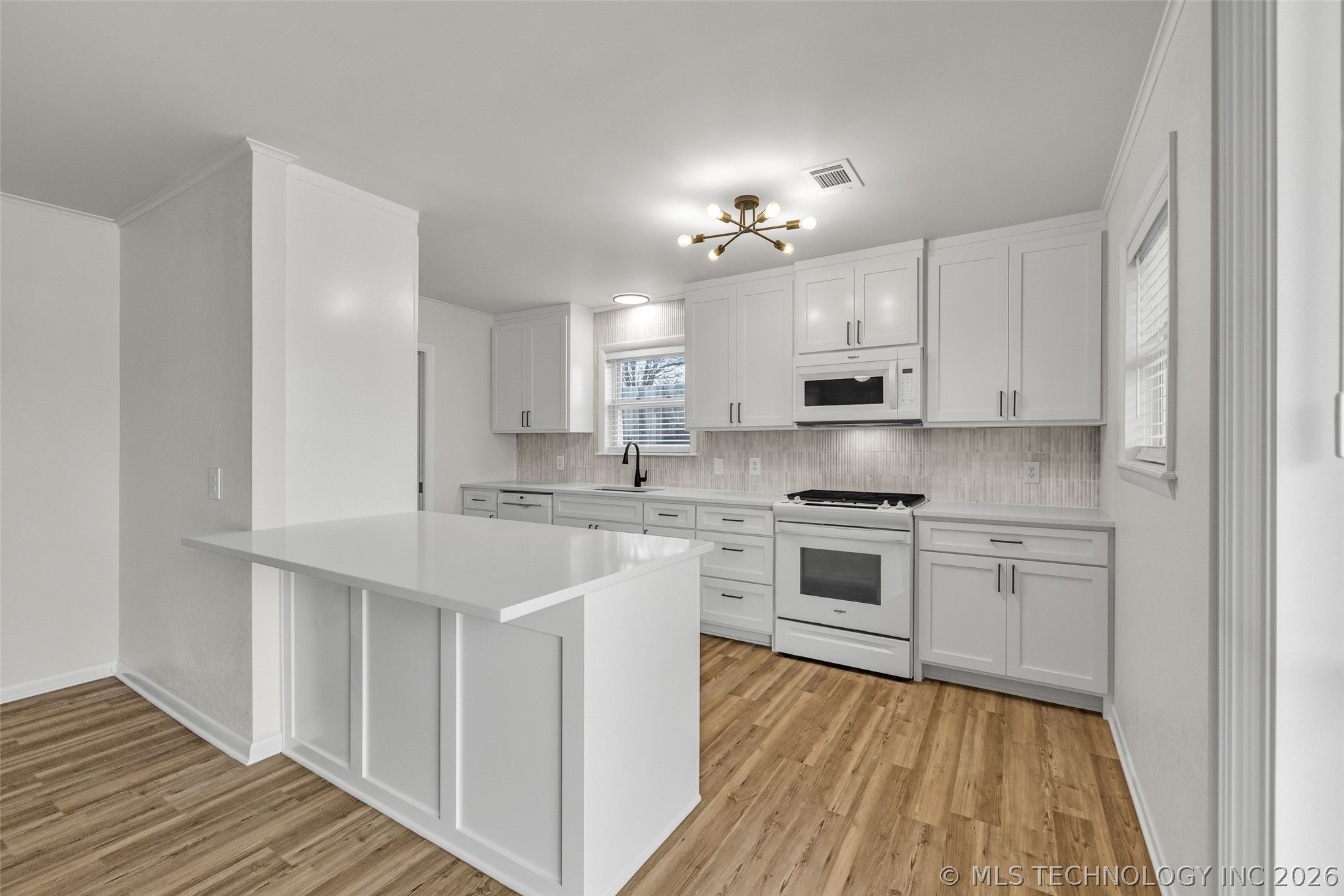 3009 S Elm Avenue Property Photo 6