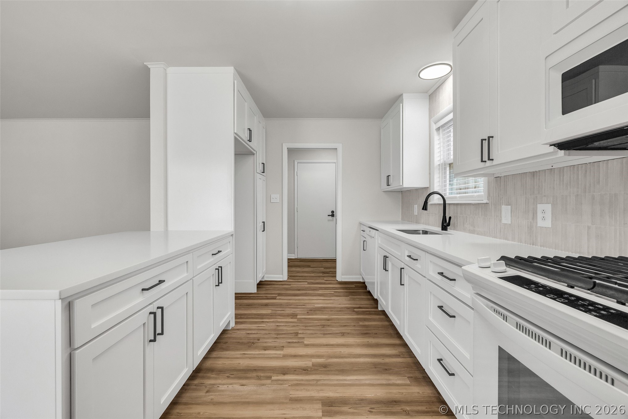 3009 S Elm Avenue Property Photo 8