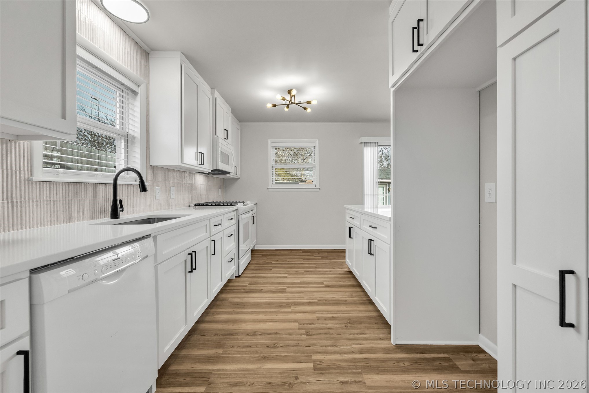 3009 S Elm Avenue Property Photo 10