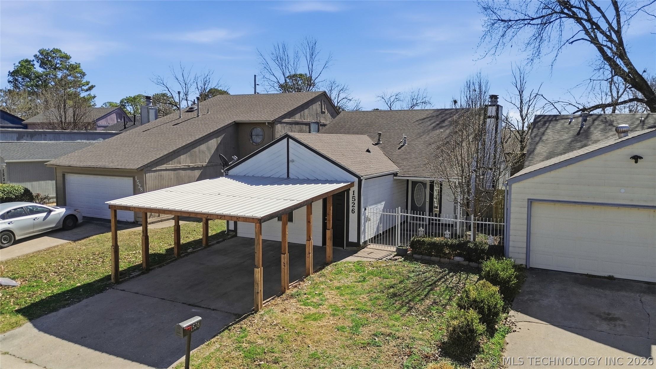 1526 E 67th Court Property Photo 3