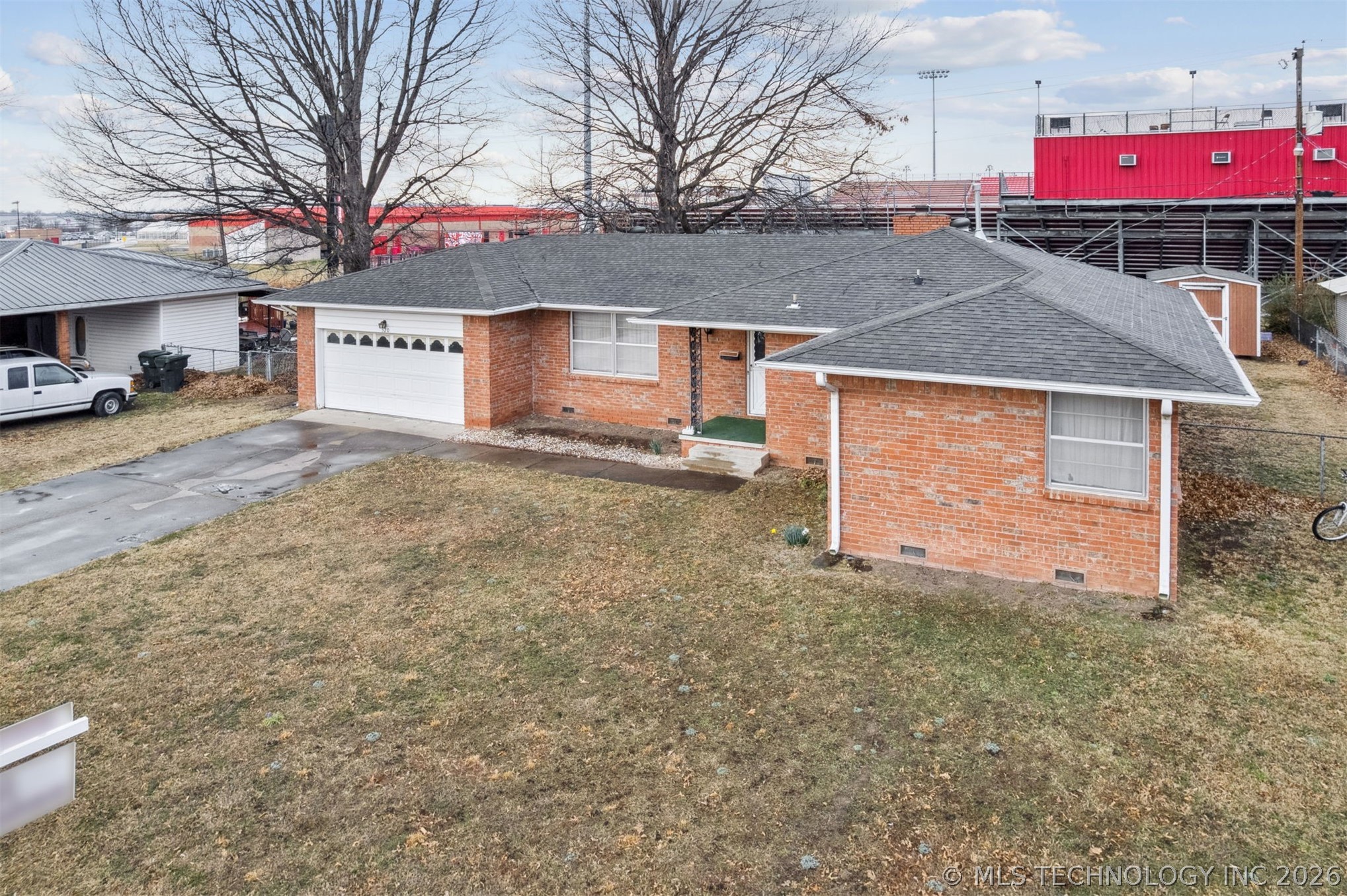 320 E 17th Street Property Photo 3