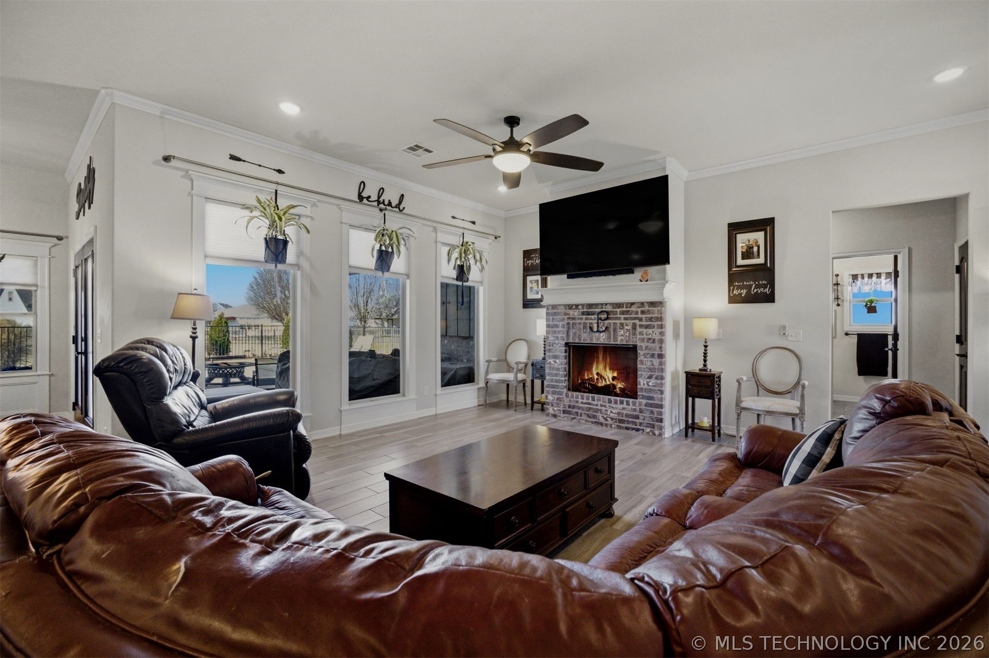 26498 Columbia Crest Drive Property Photo 4