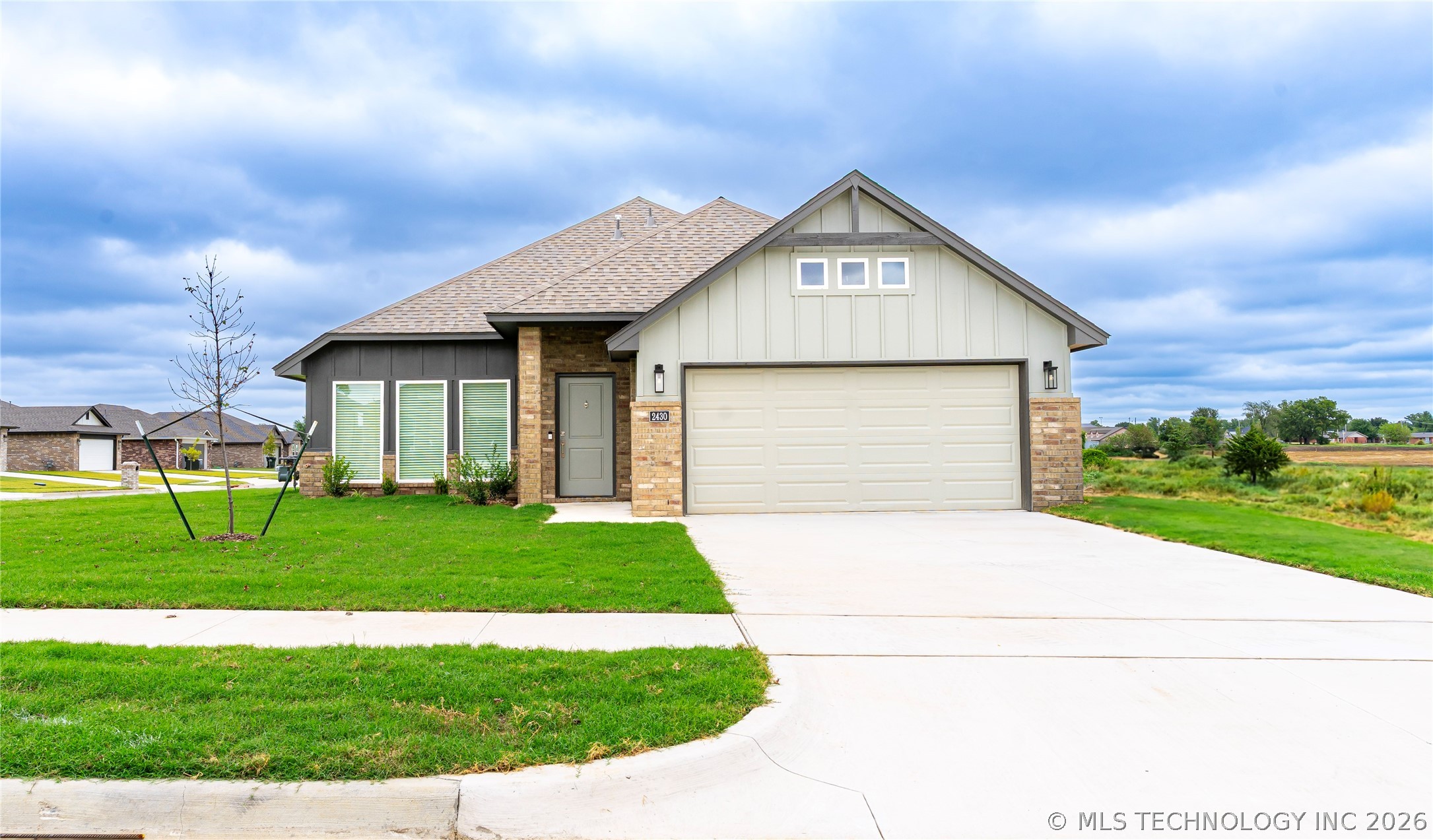 2430 W South Street Property Photo 4