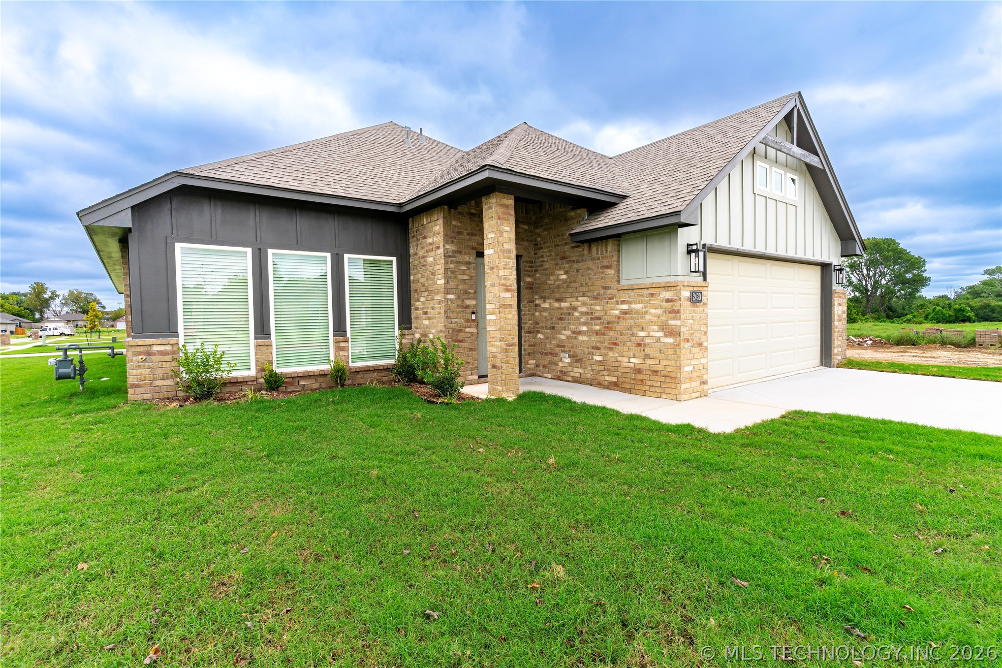 2430 W South Street Property Photo 8