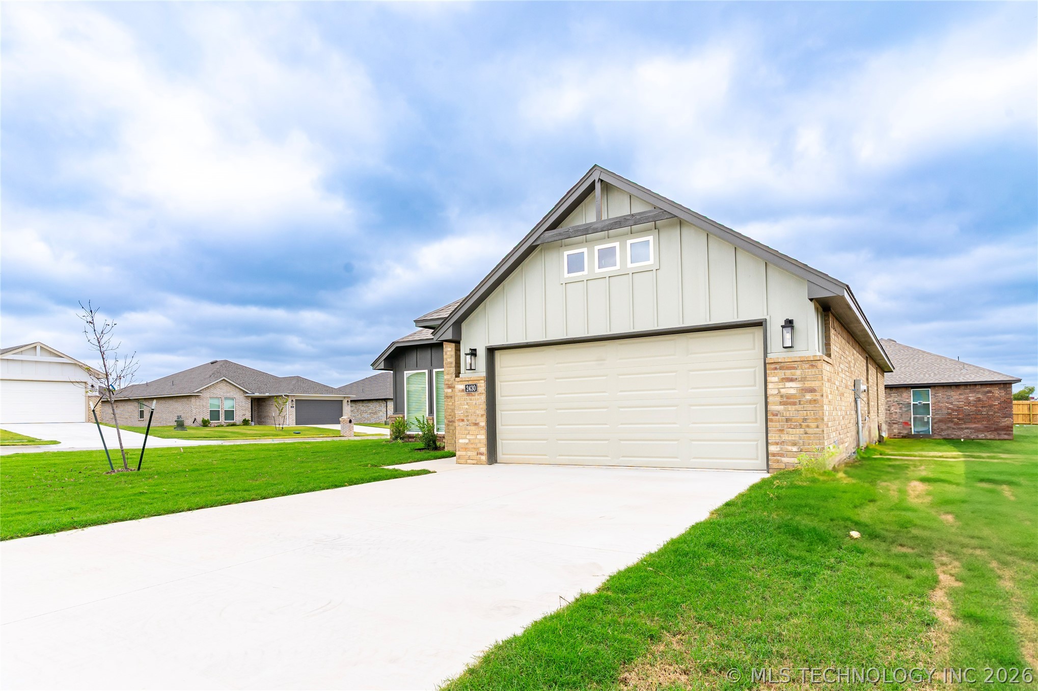 2430 W South Street Property Photo 9