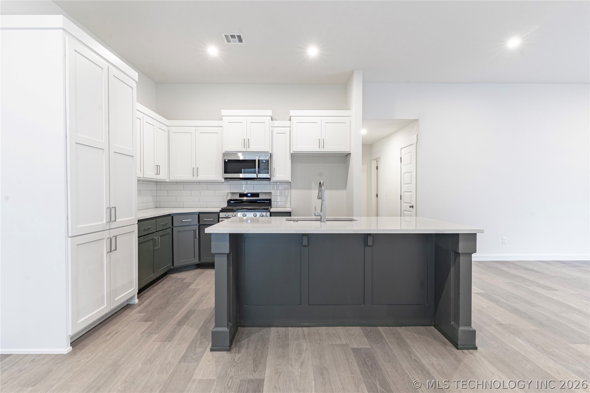 2430 W South Street Property Photo 15