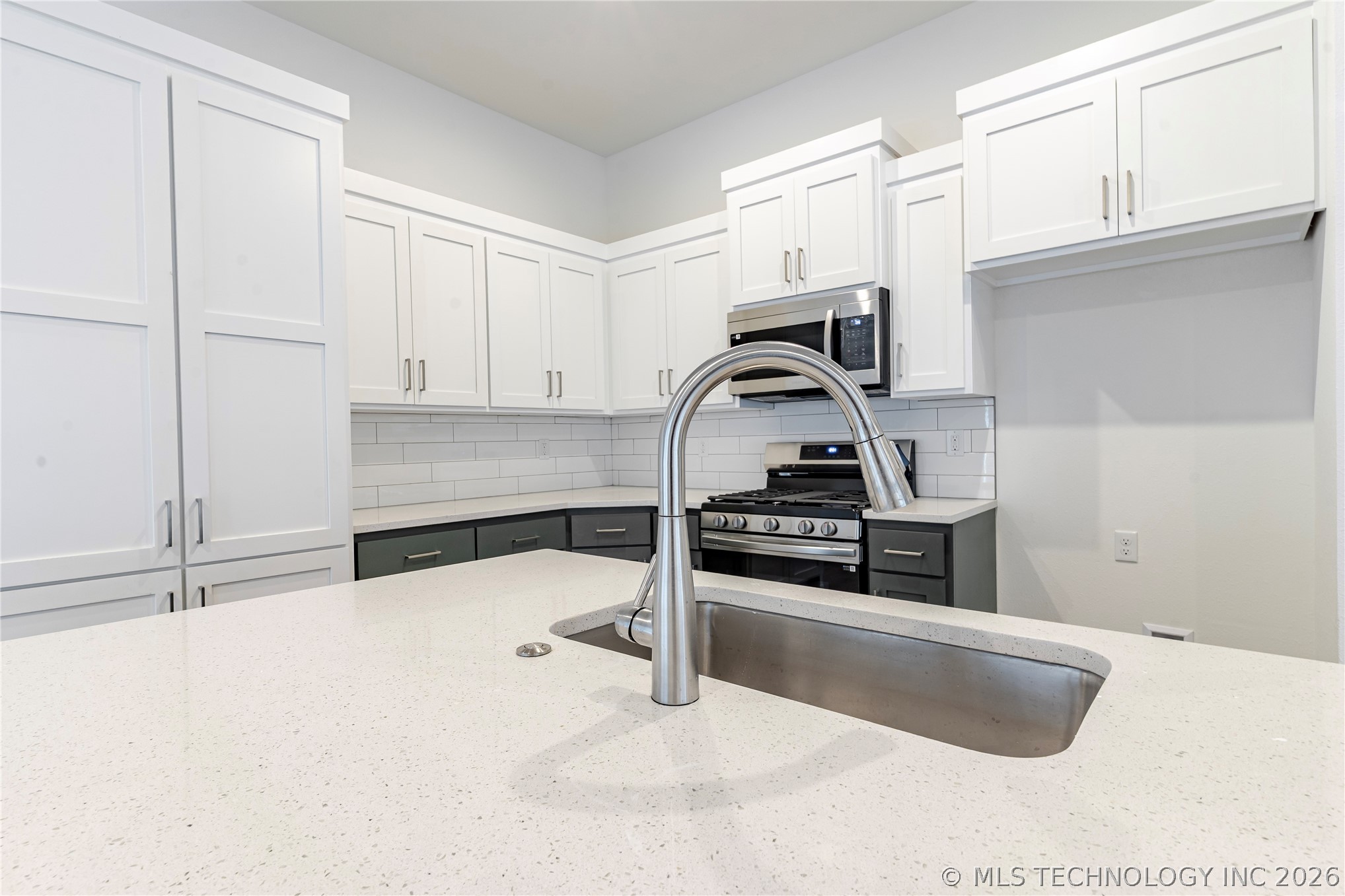 2430 W South Street Property Photo 17