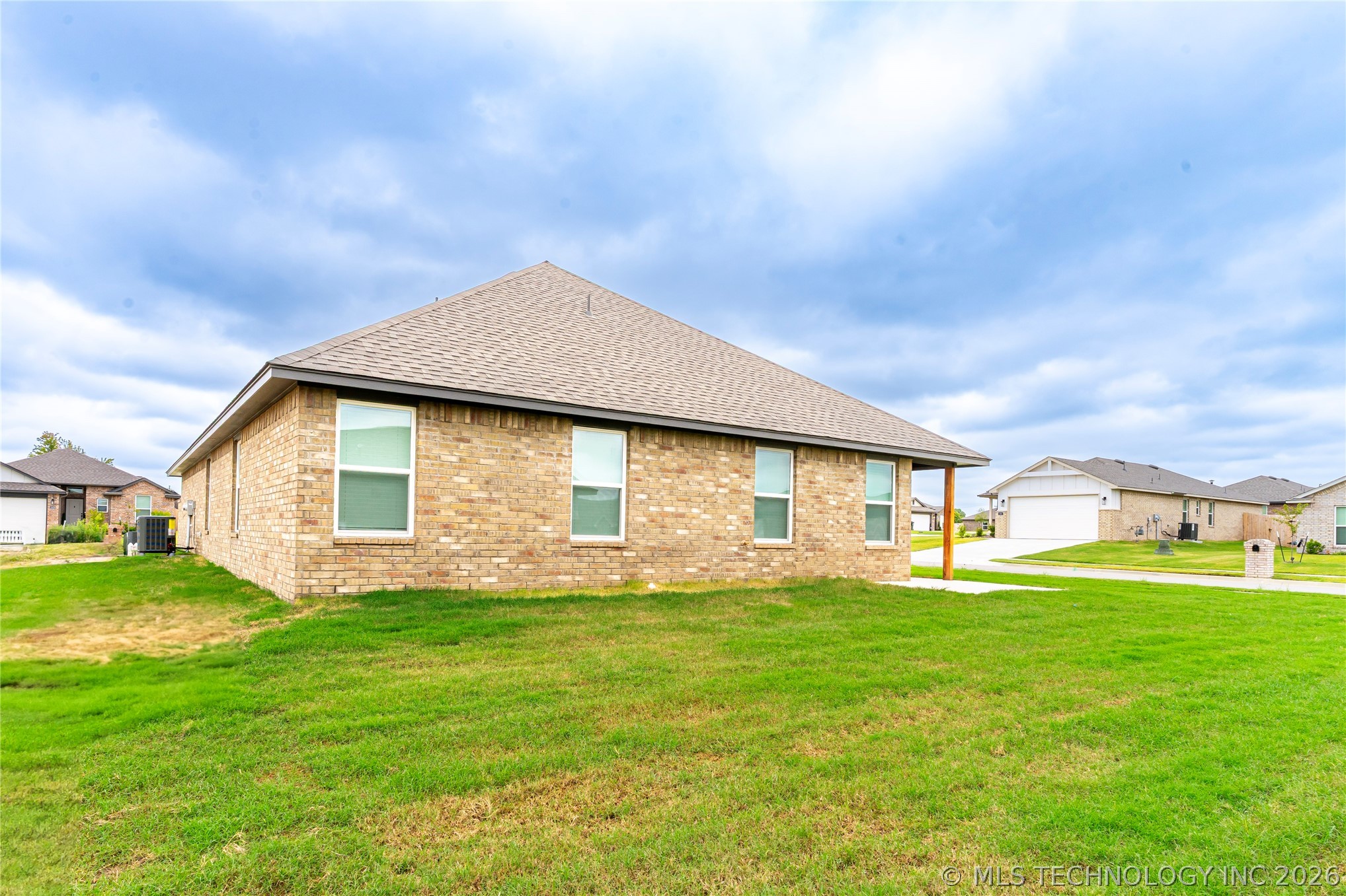 2430 W South Street Property Photo 29