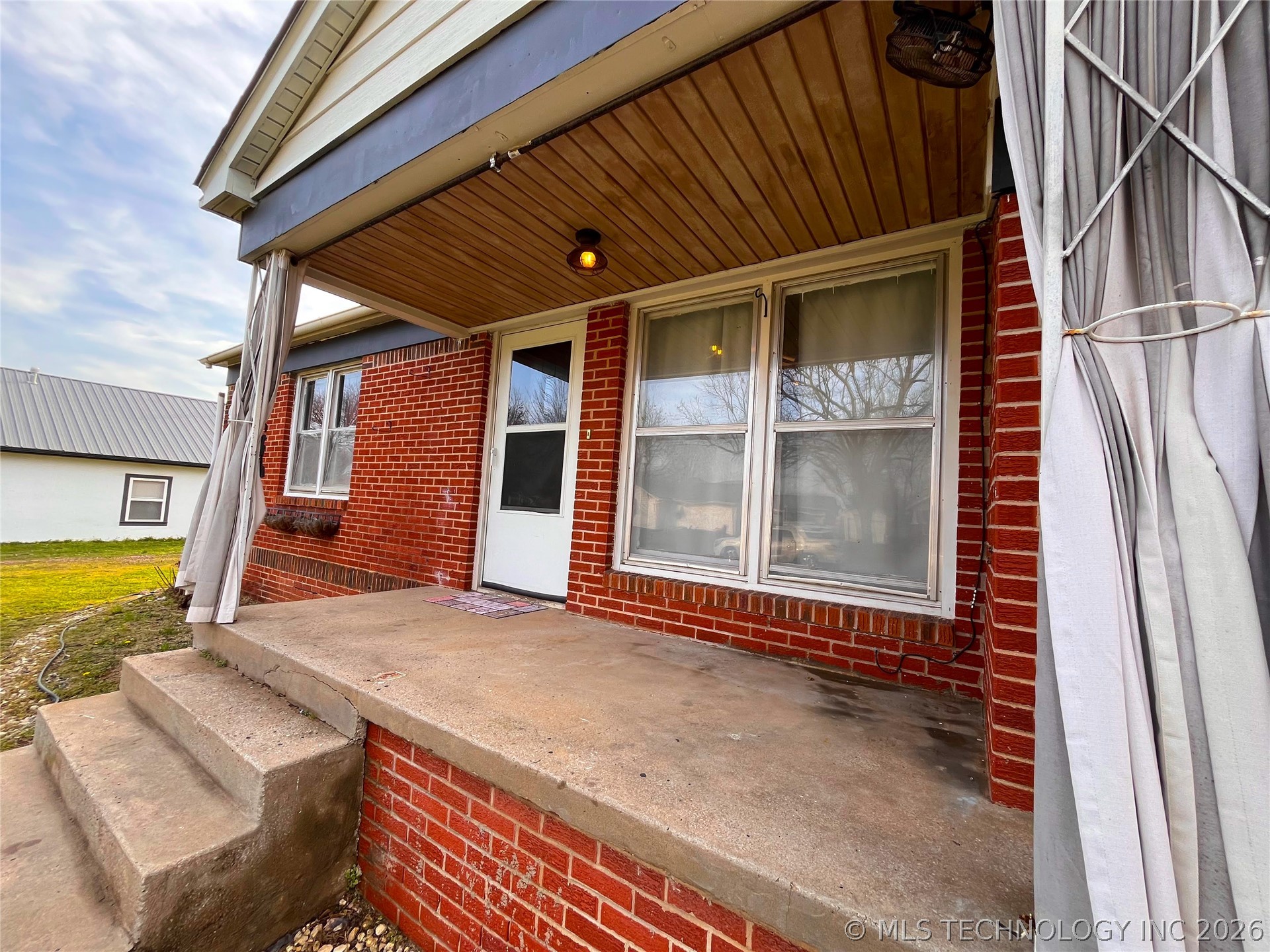 110 N Cedar Avenue Property Photo 2