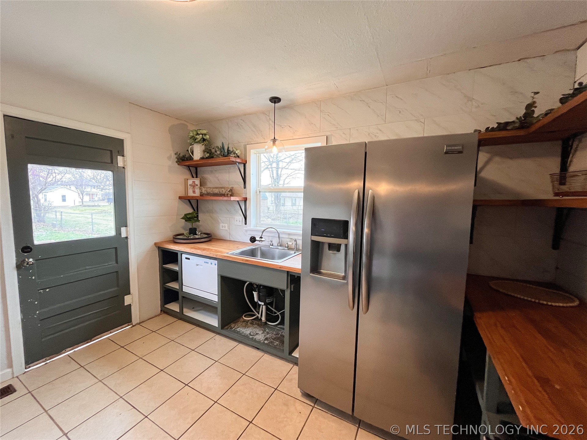 110 N Cedar Avenue Property Photo 6