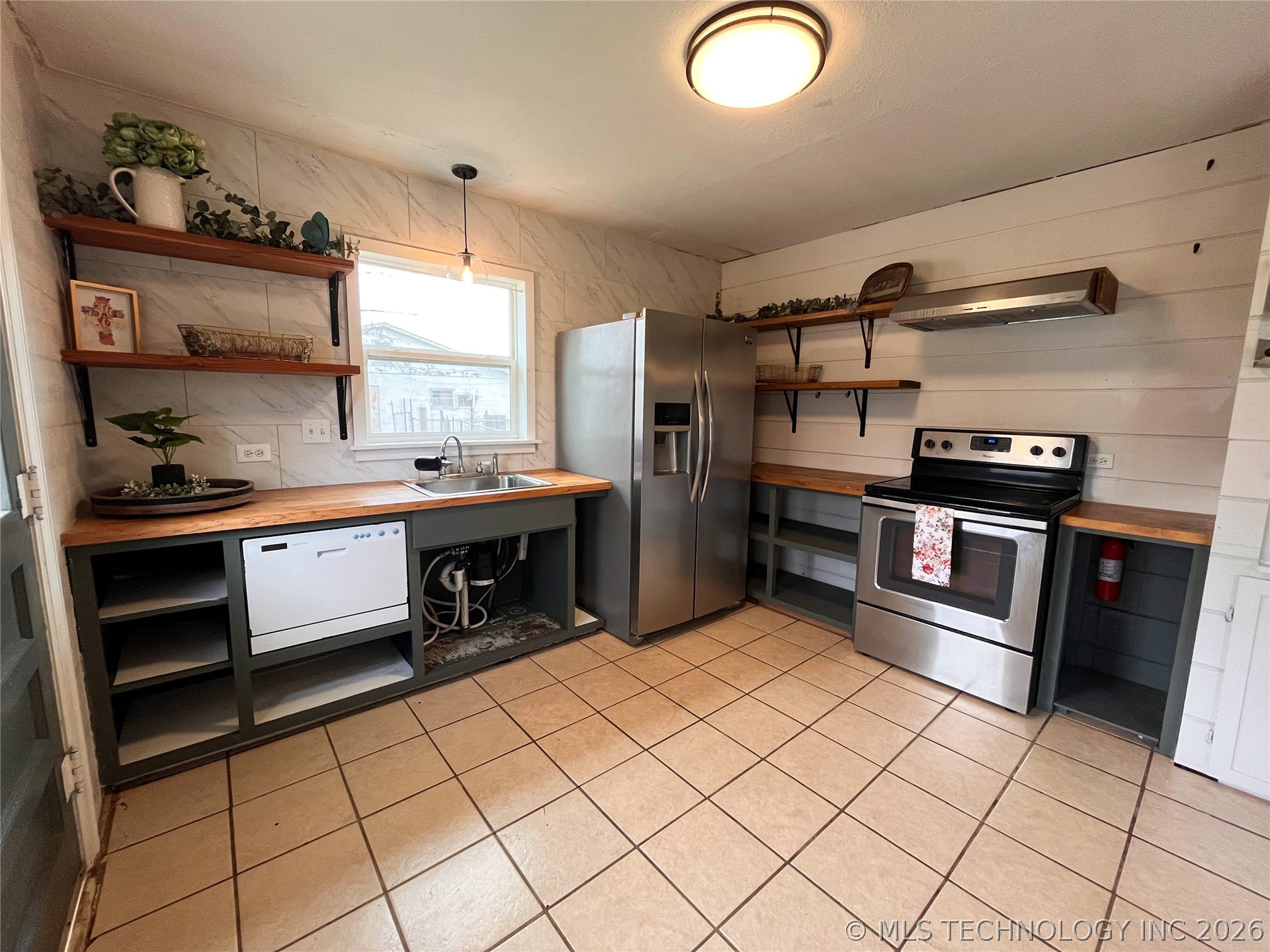 110 N Cedar Avenue Property Photo 7