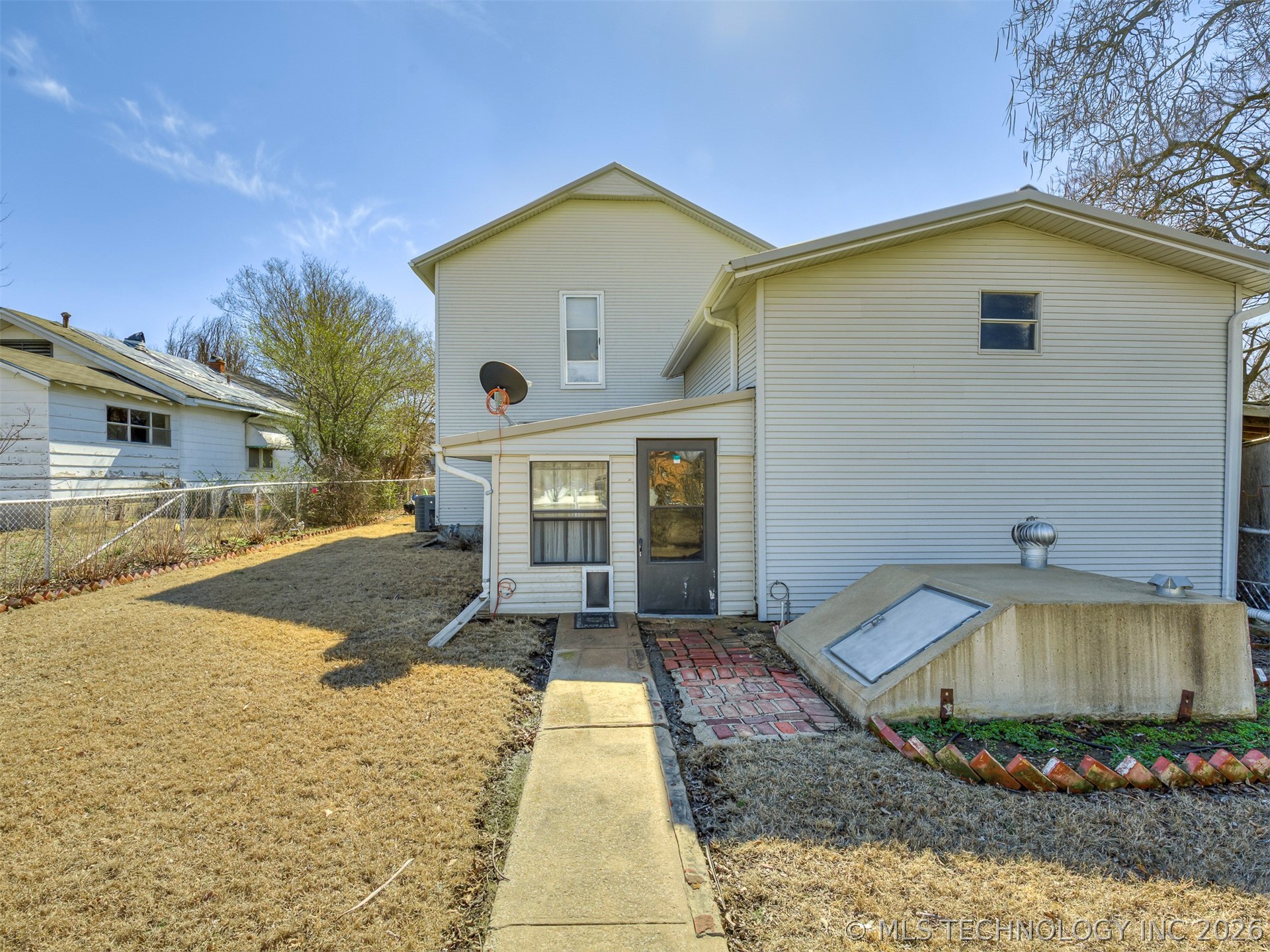 1123 E 9th Street Property Photo 3