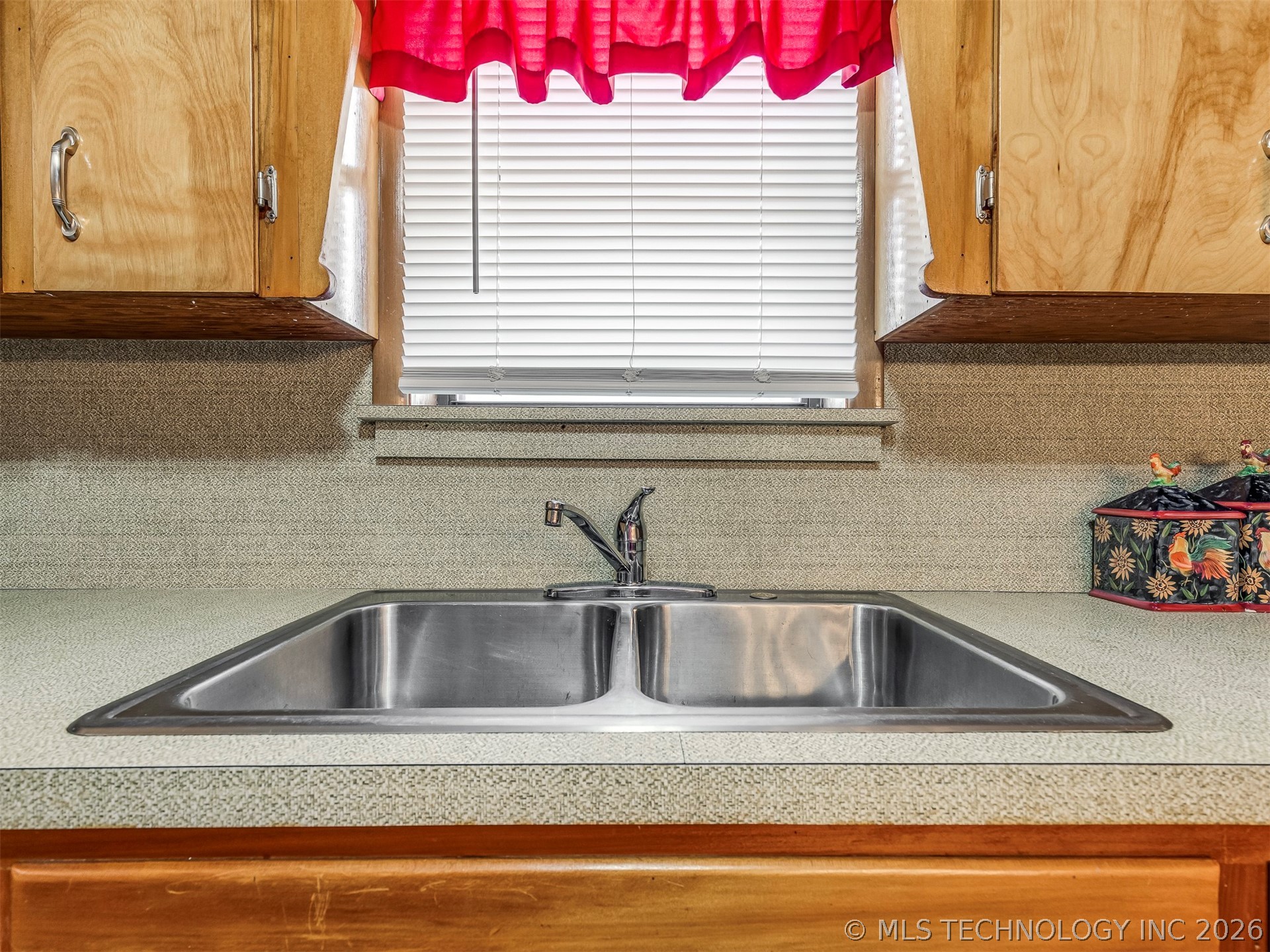 1123 E 9th Street Property Photo 10
