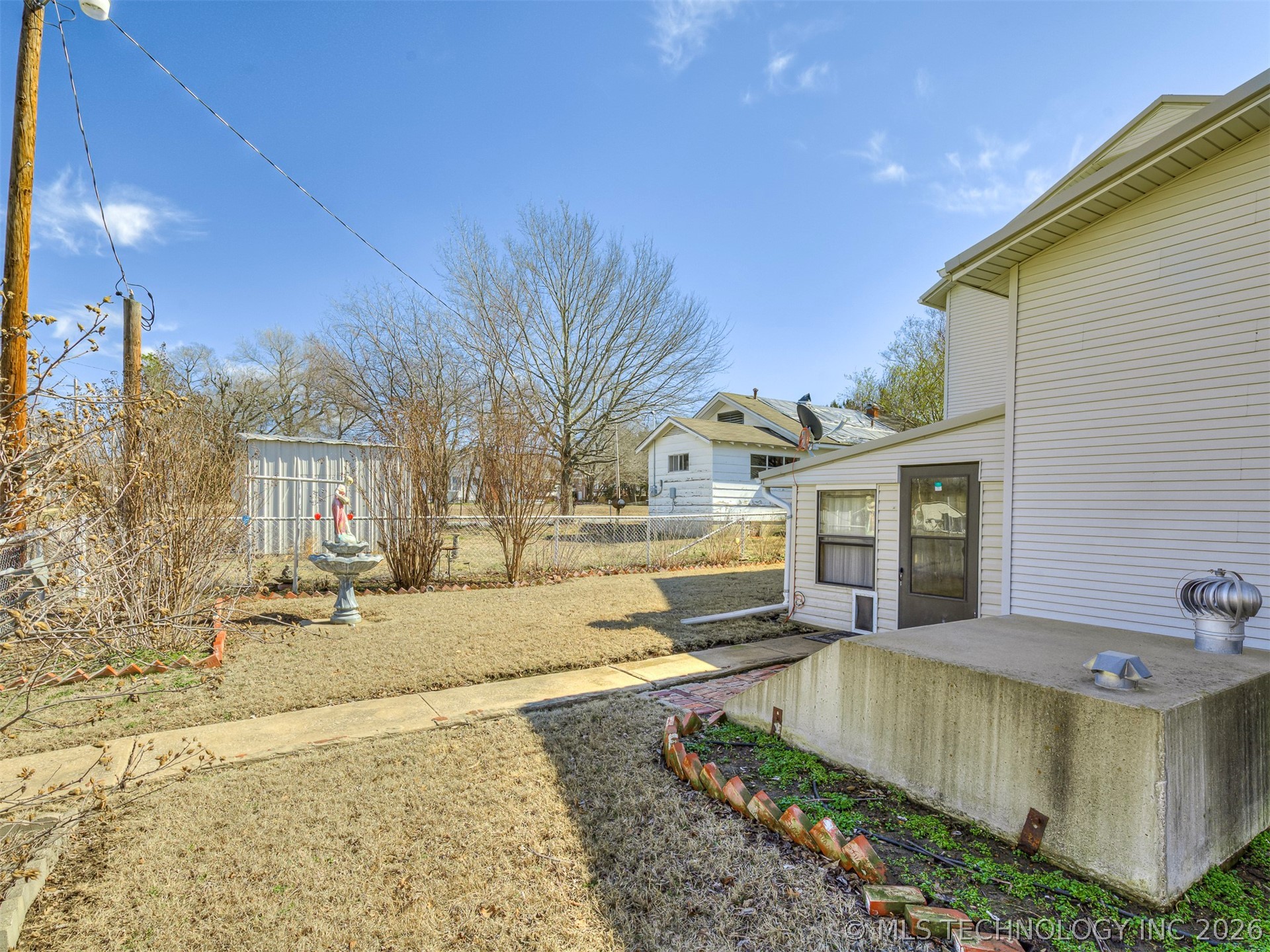 1123 E 9th Street Property Photo 32