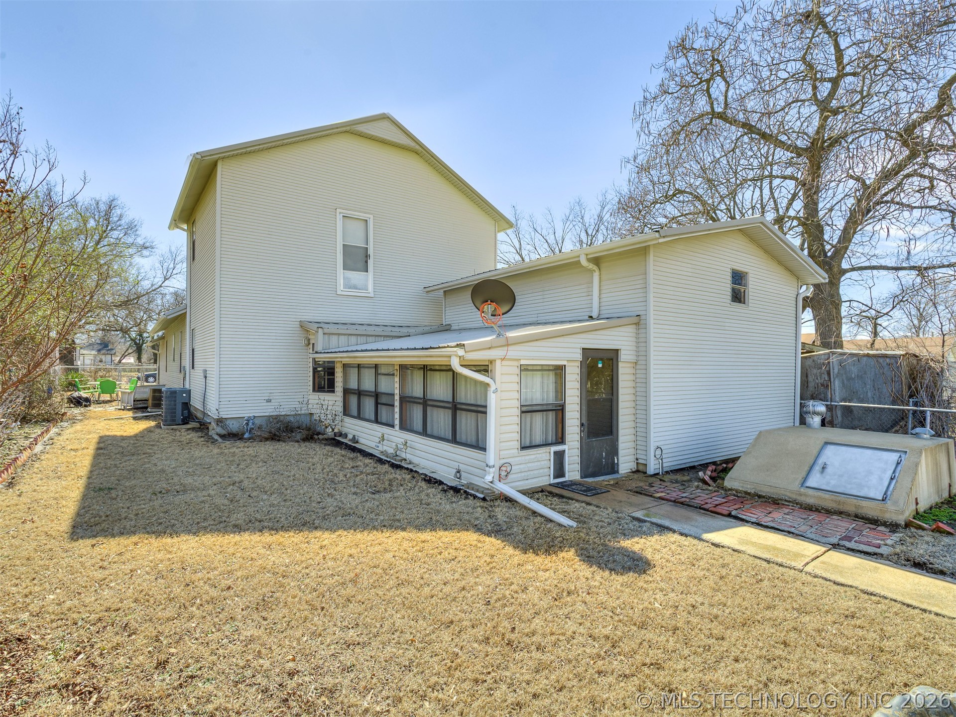 1123 E 9th Street Property Photo 68