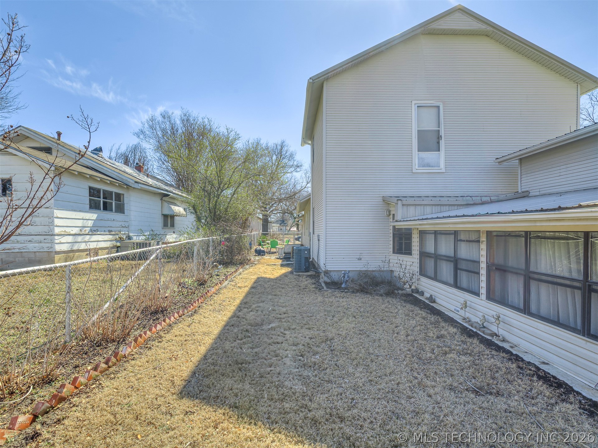 1123 E 9th Street Property Photo 70