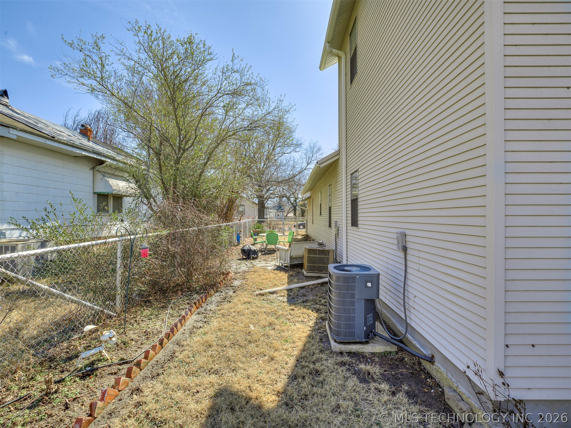 1123 E 9th Street Property Photo 71