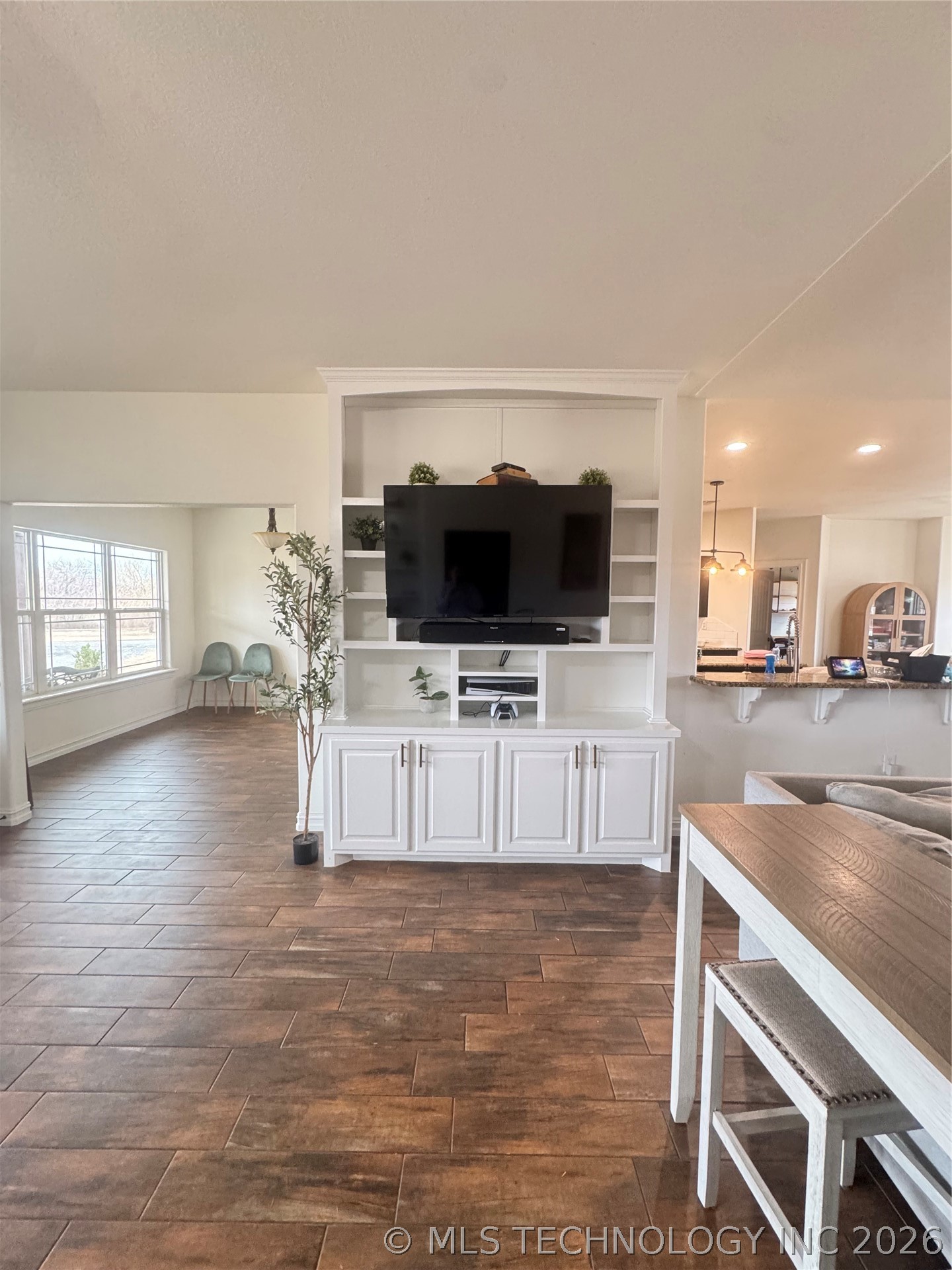 2071 E 53rd Property Photo 3