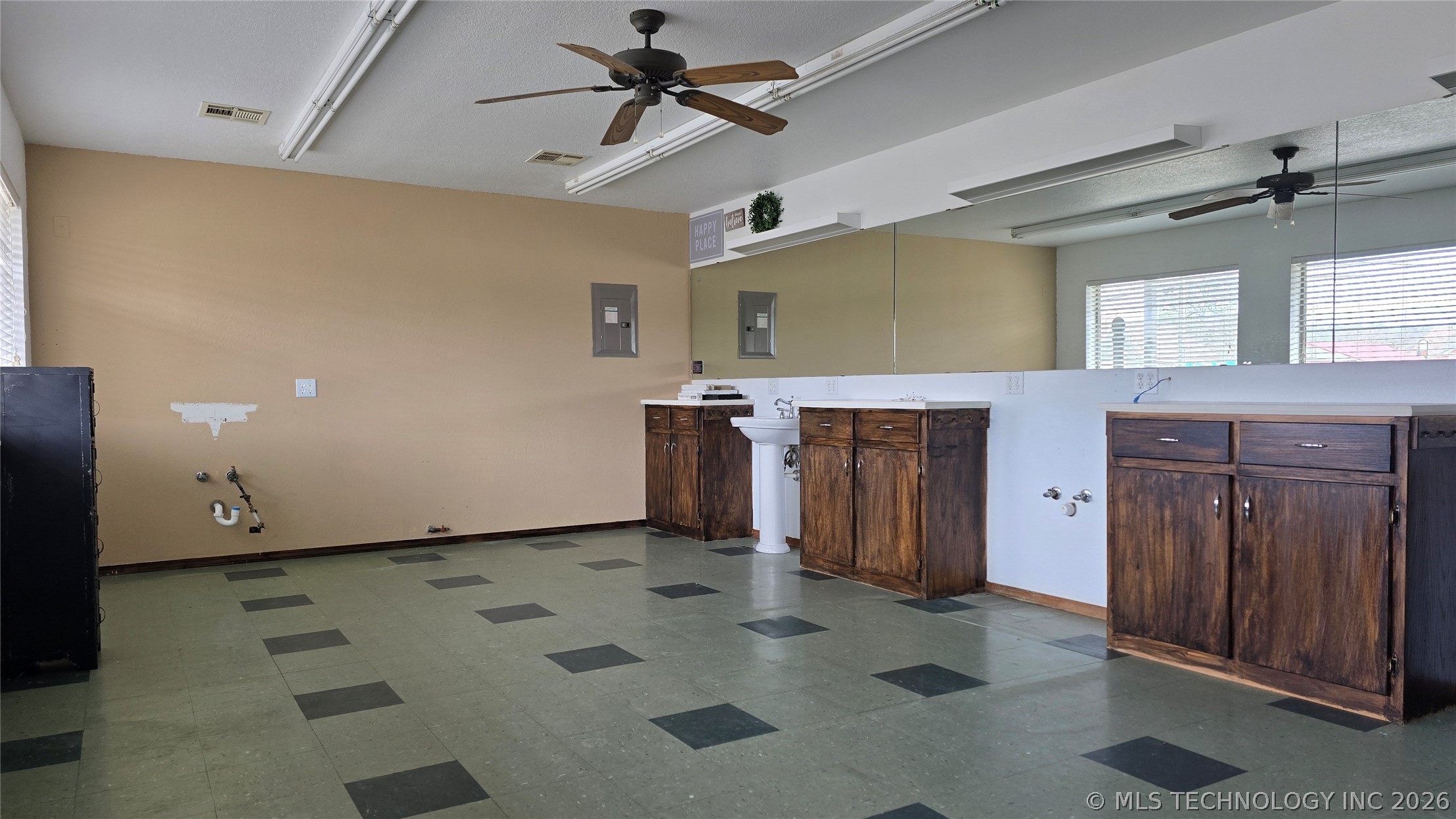 300 S Front Street Property Photo 8