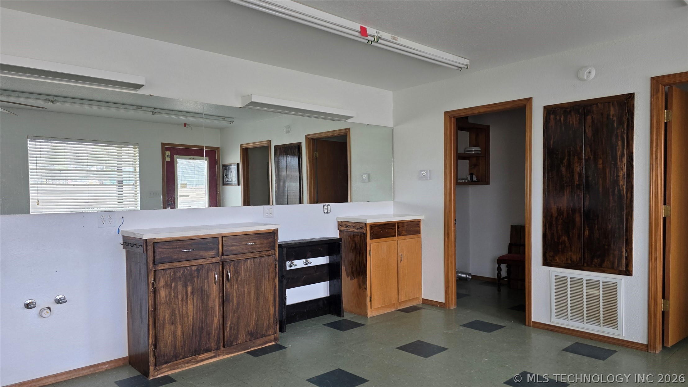 300 S Front Street Property Photo 10