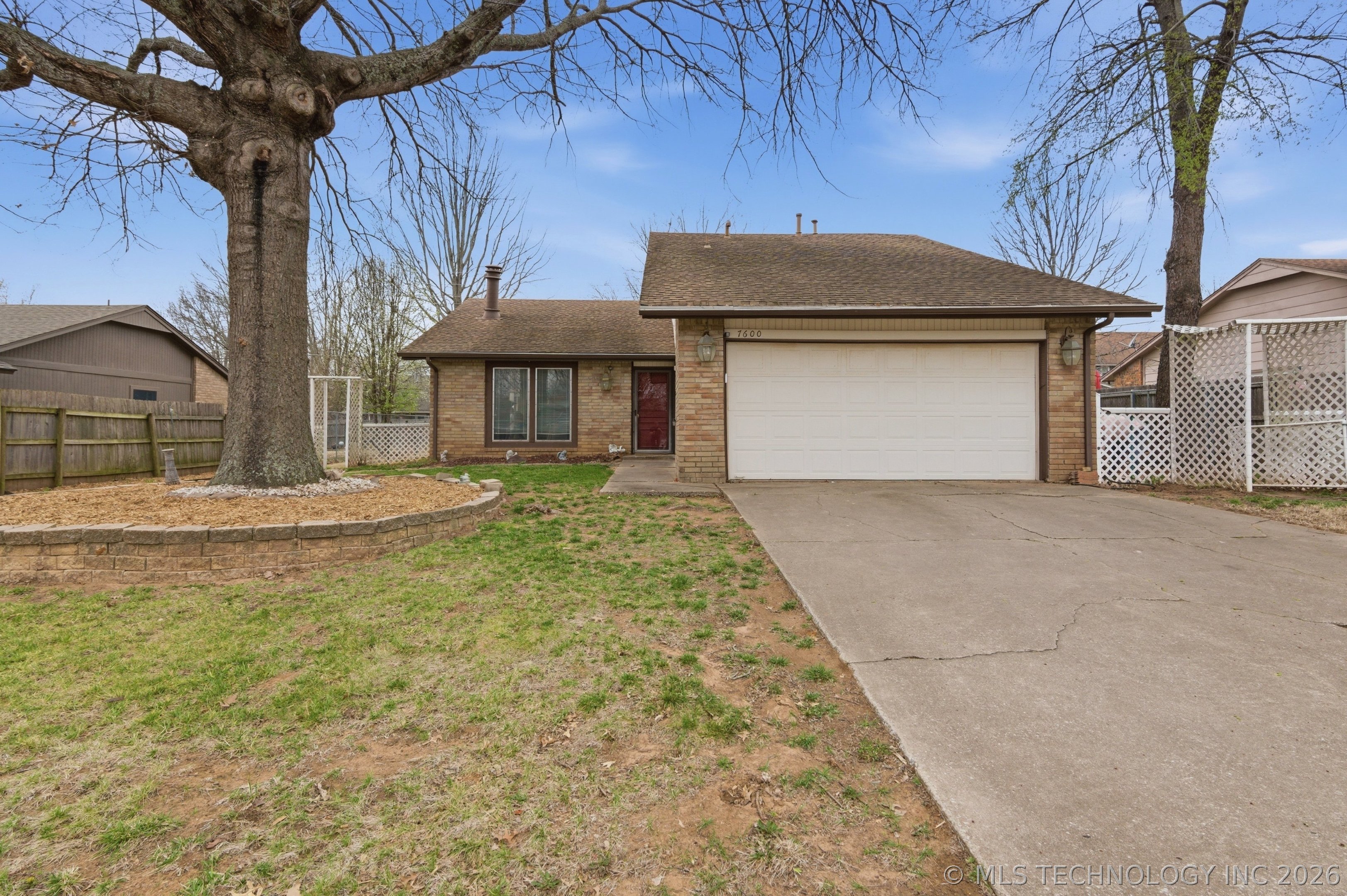 7600 S Maple Avenue Property Photo 1