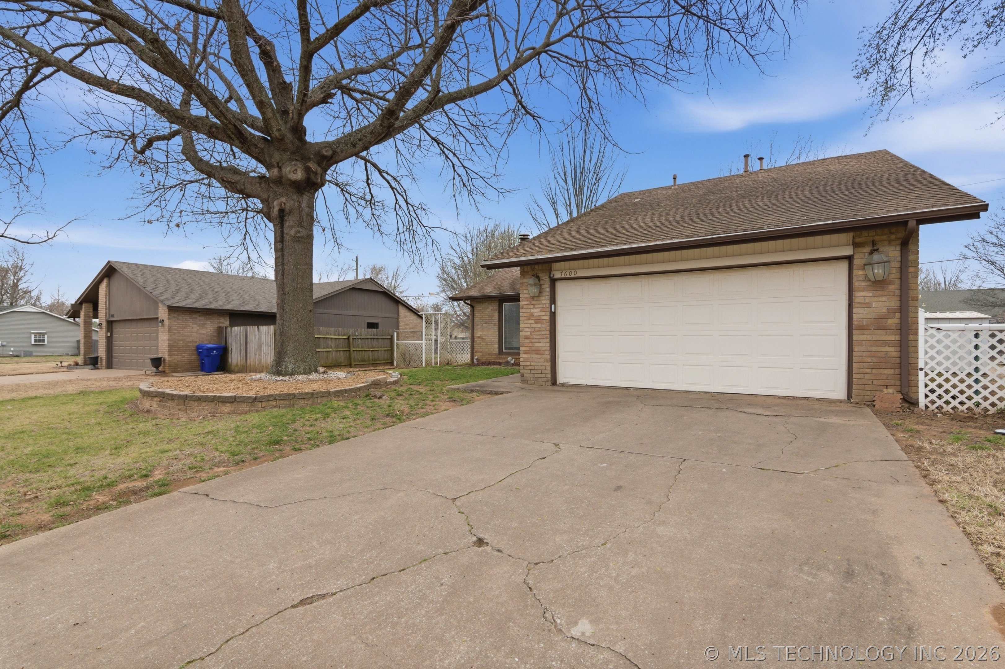 7600 S Maple Avenue Property Photo 2