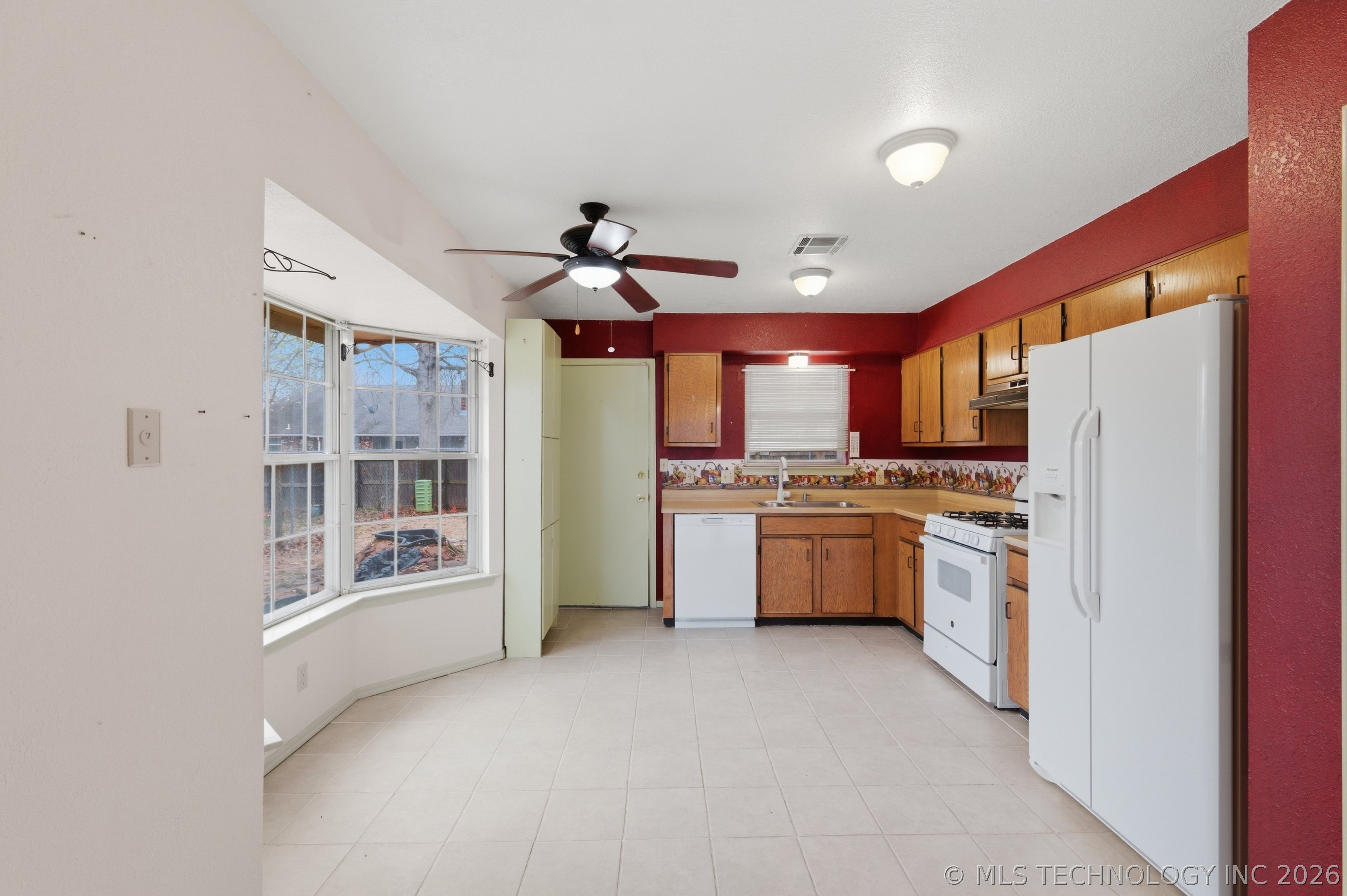 7600 S Maple Avenue Property Photo 7