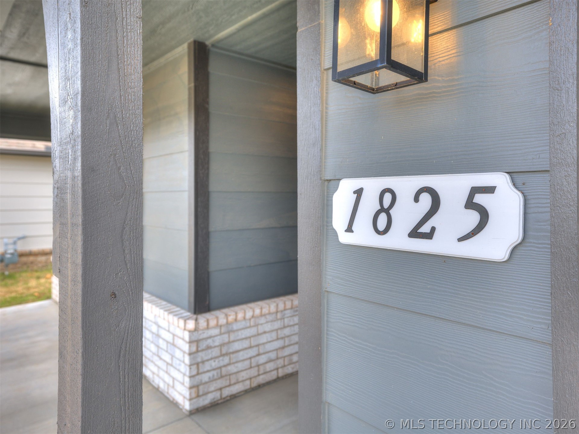 1825 E Winston Street Property Photo 3