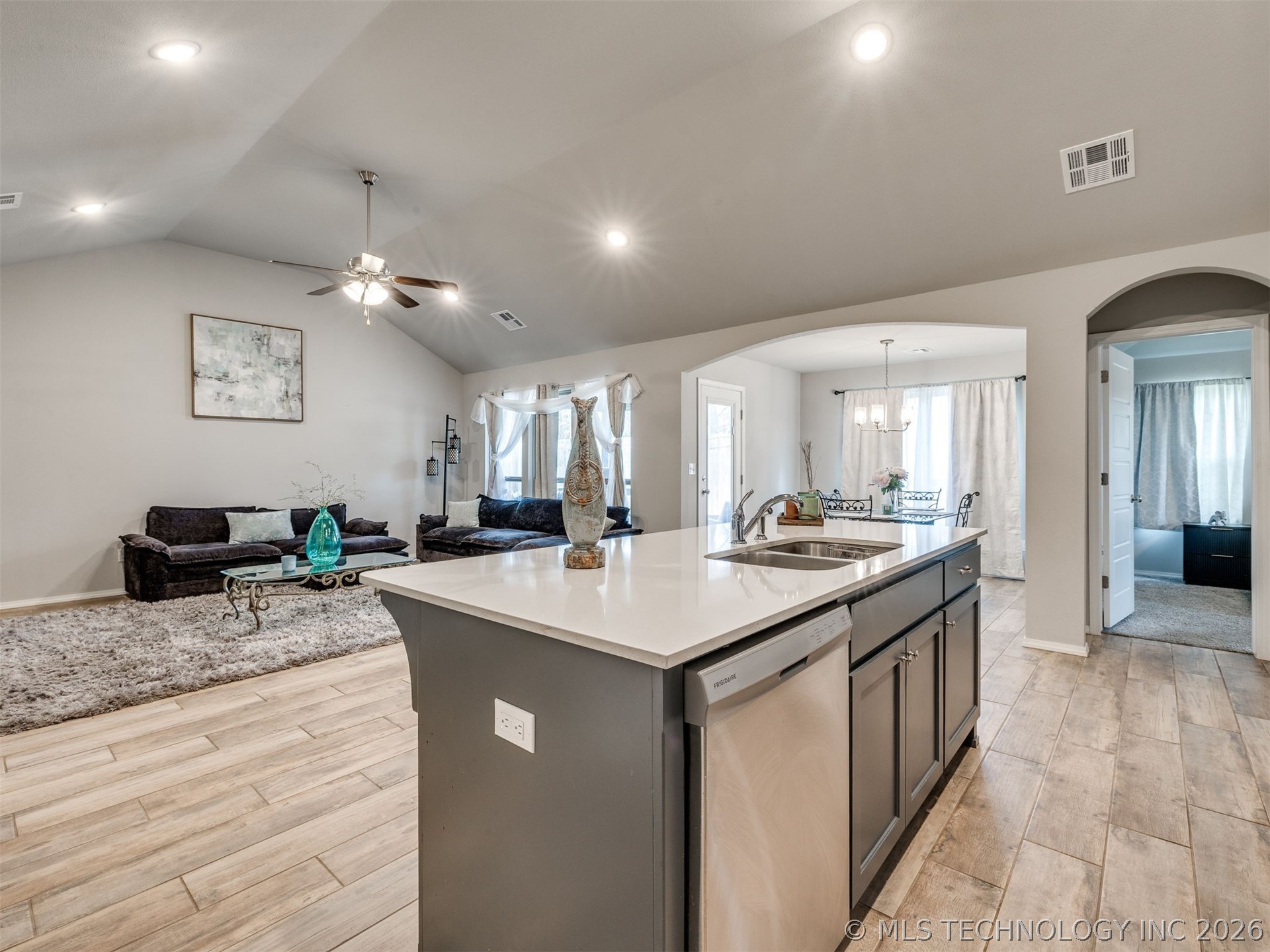 1825 E Winston Street Property Photo 9
