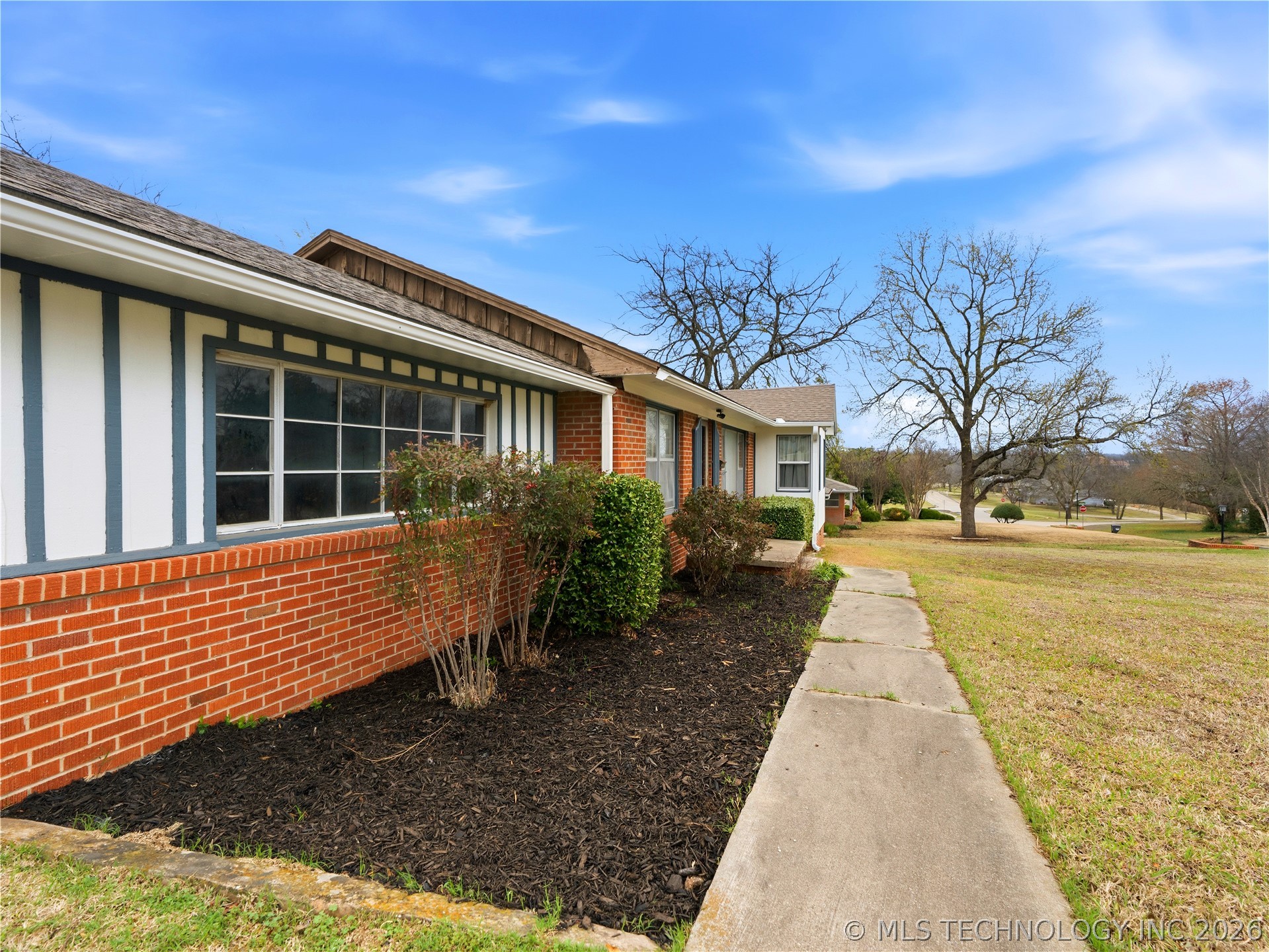 1420 Northcrest Property Photo 4
