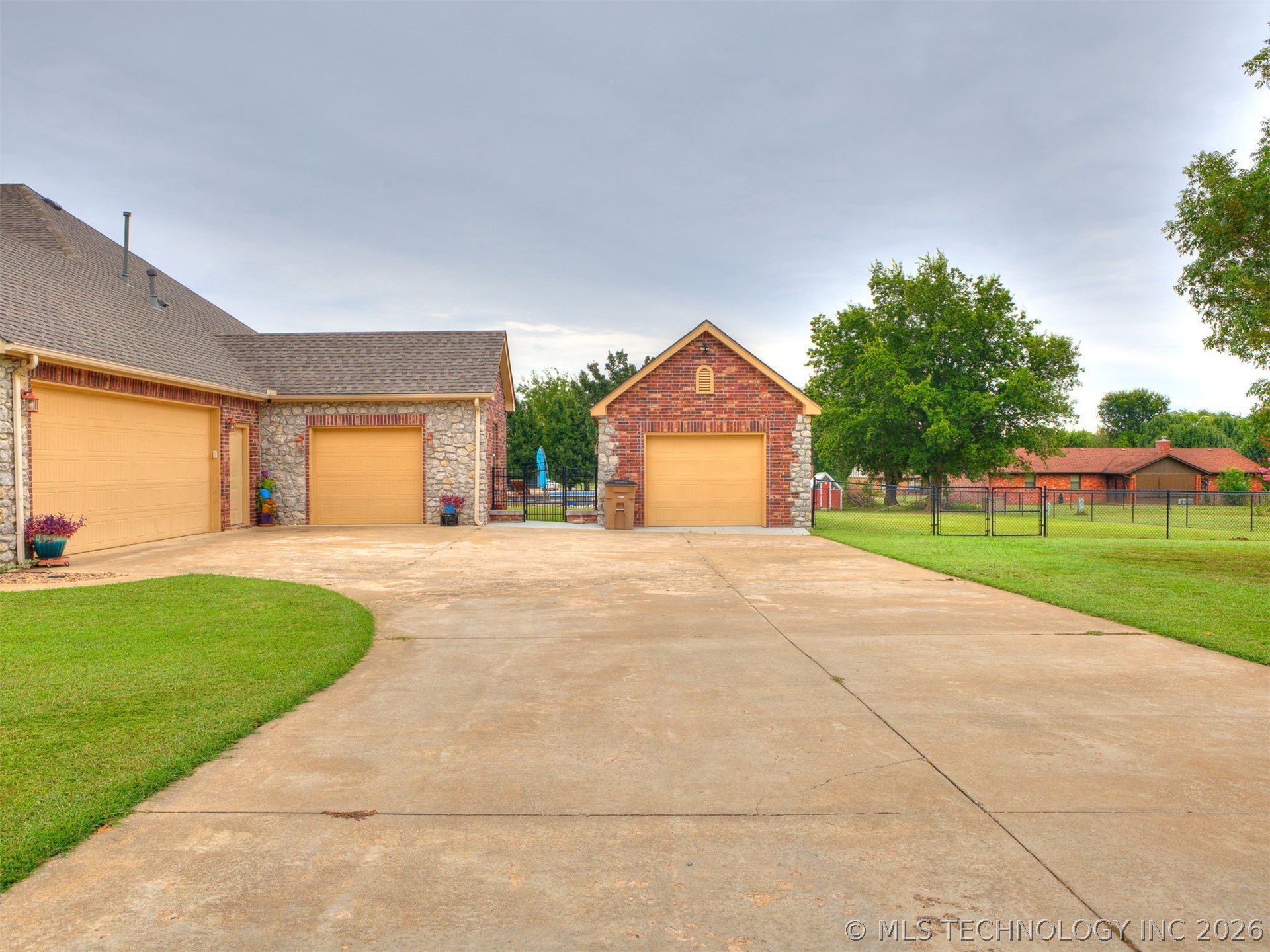 1104 N Scott Avenue Property Photo 3