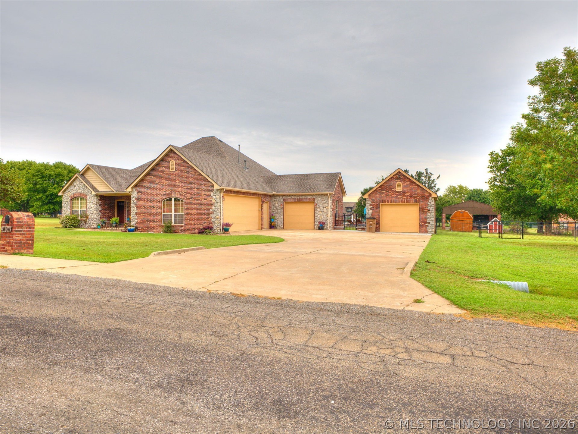 1104 N Scott Avenue Property Photo 4