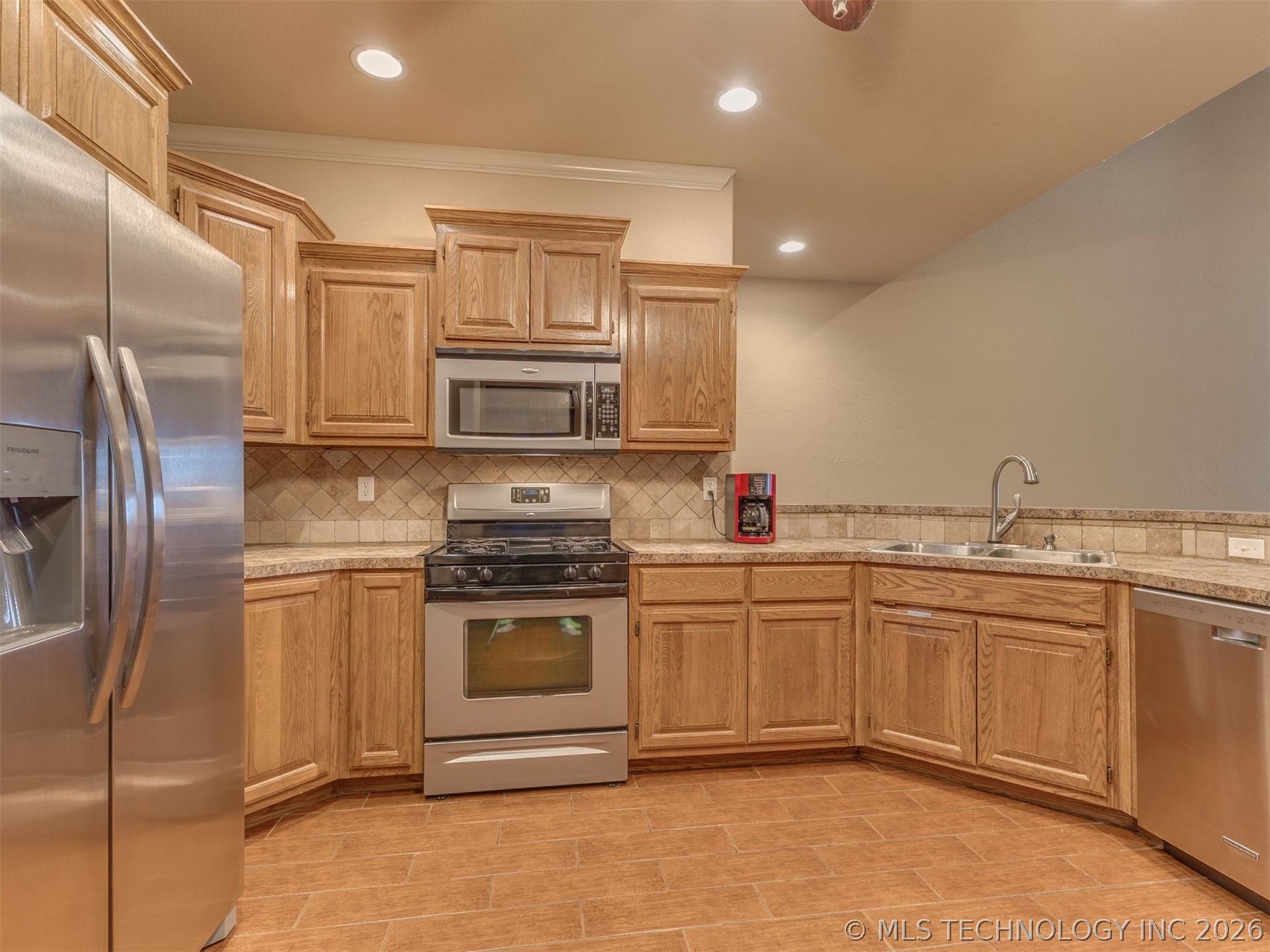 1104 N Scott Avenue Property Photo 9
