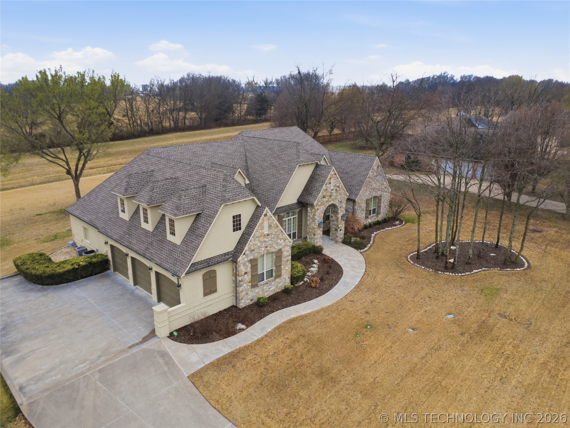 35 Woodcreek Property Photo 5