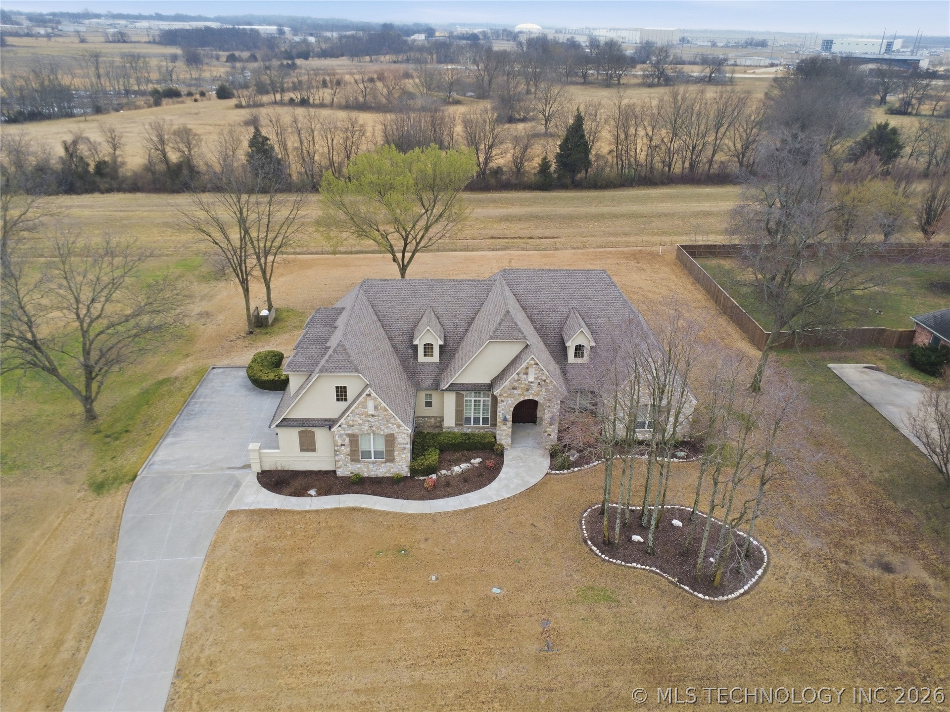 35 Woodcreek Property Photo 6