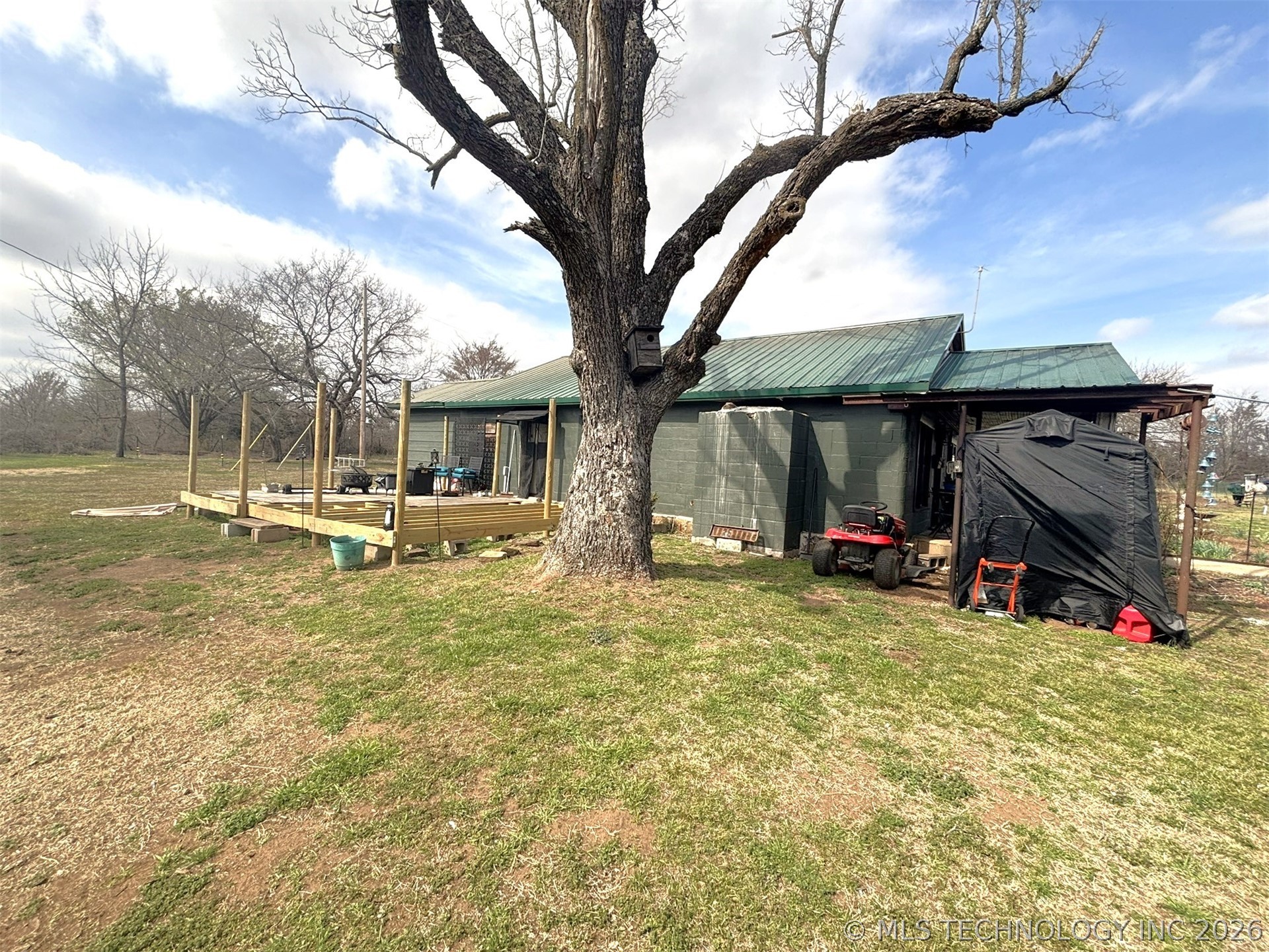 423334 E 1020 Property Photo 5