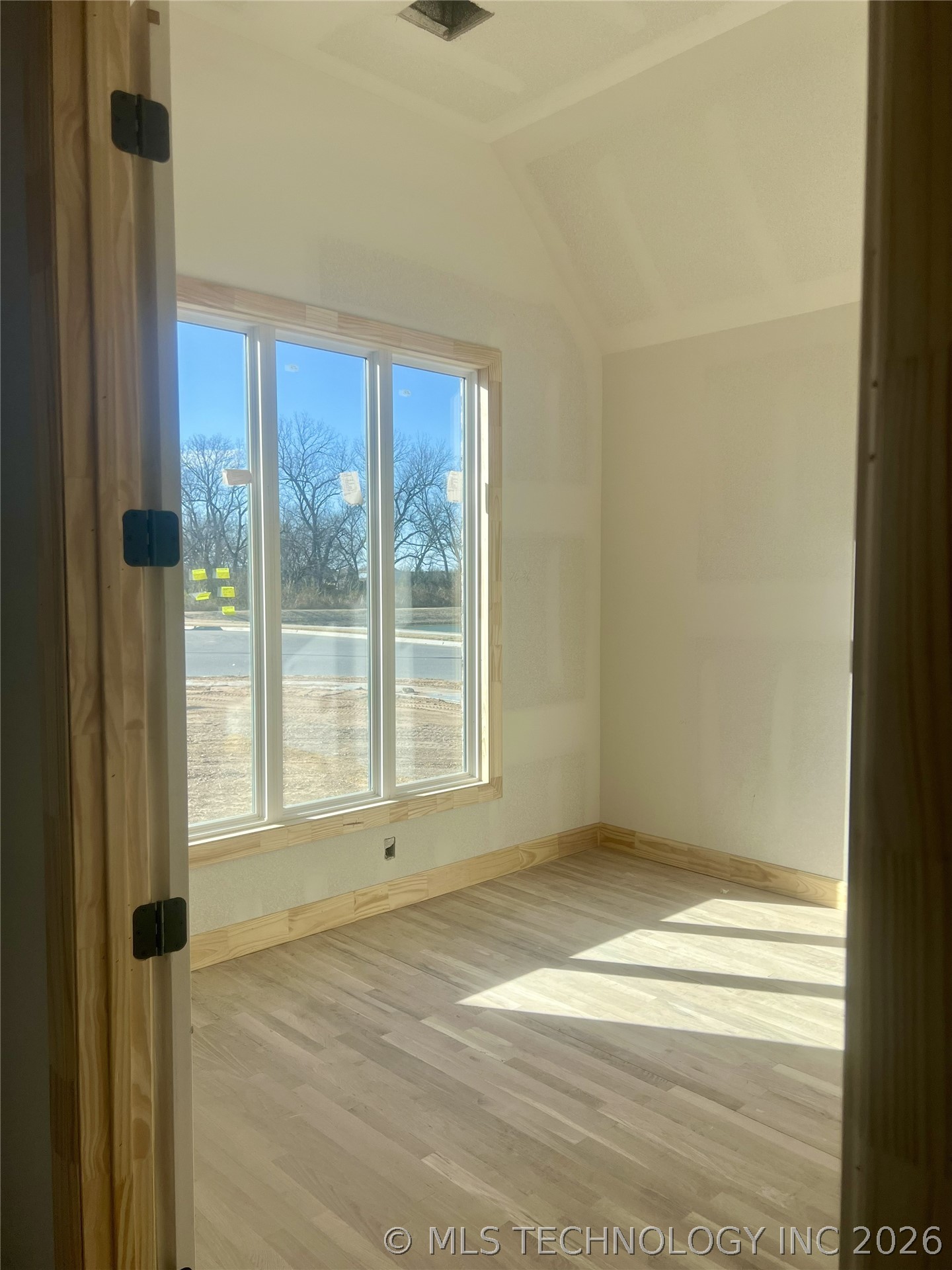 6905 S Willow Avenue Property Photo 3