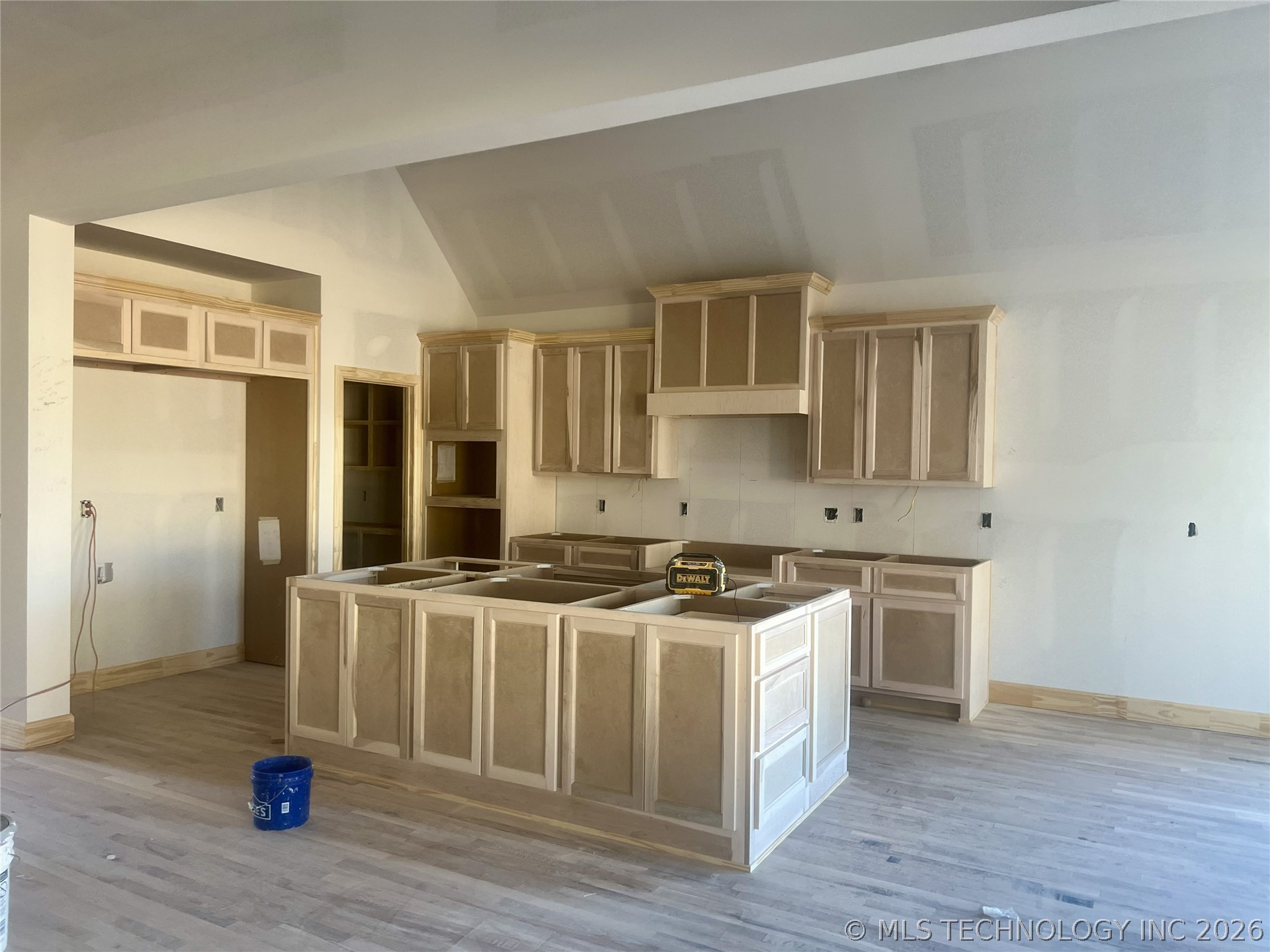 6905 S Willow Avenue Property Photo 6