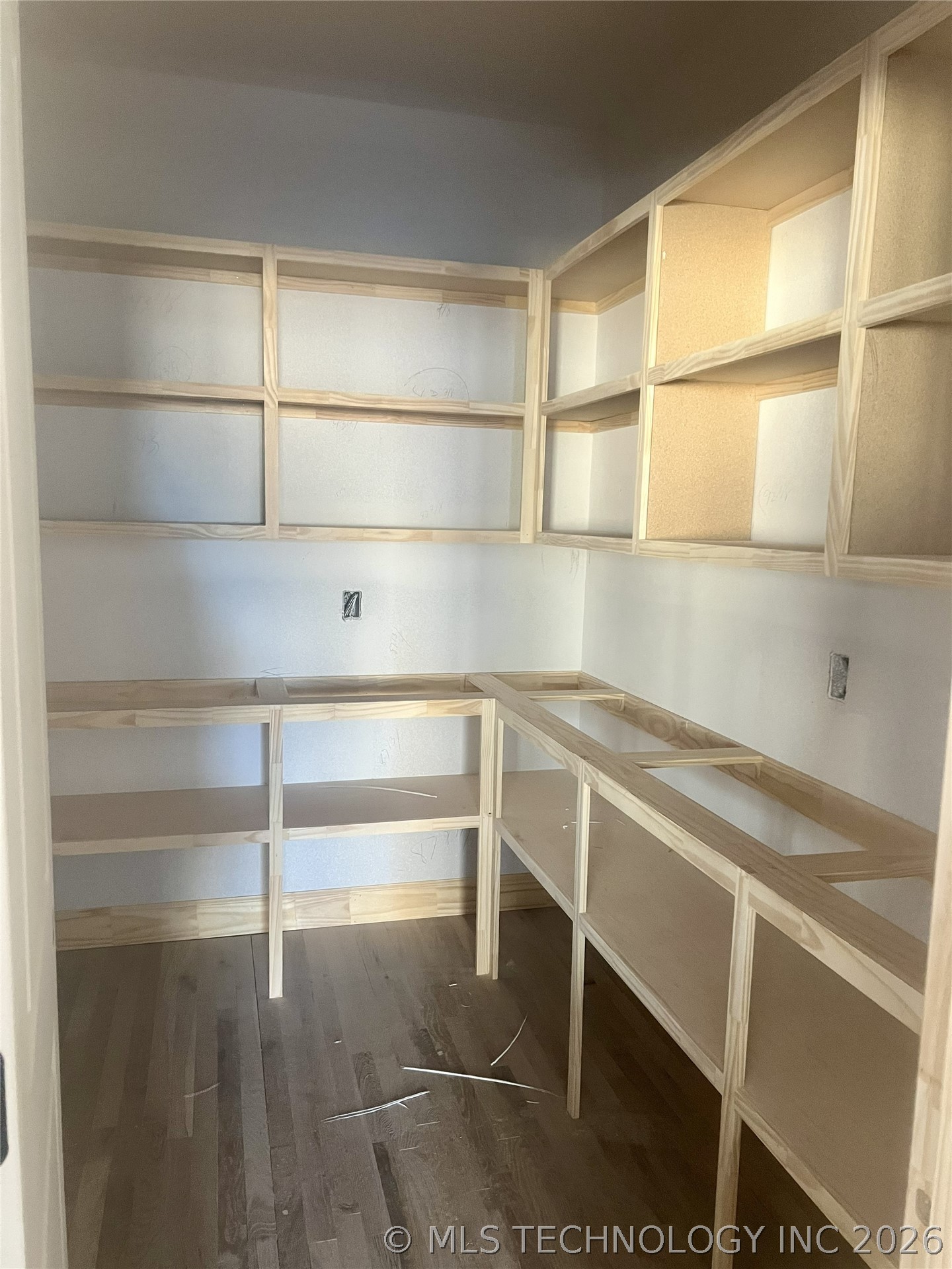 6905 S Willow Avenue Property Photo 11