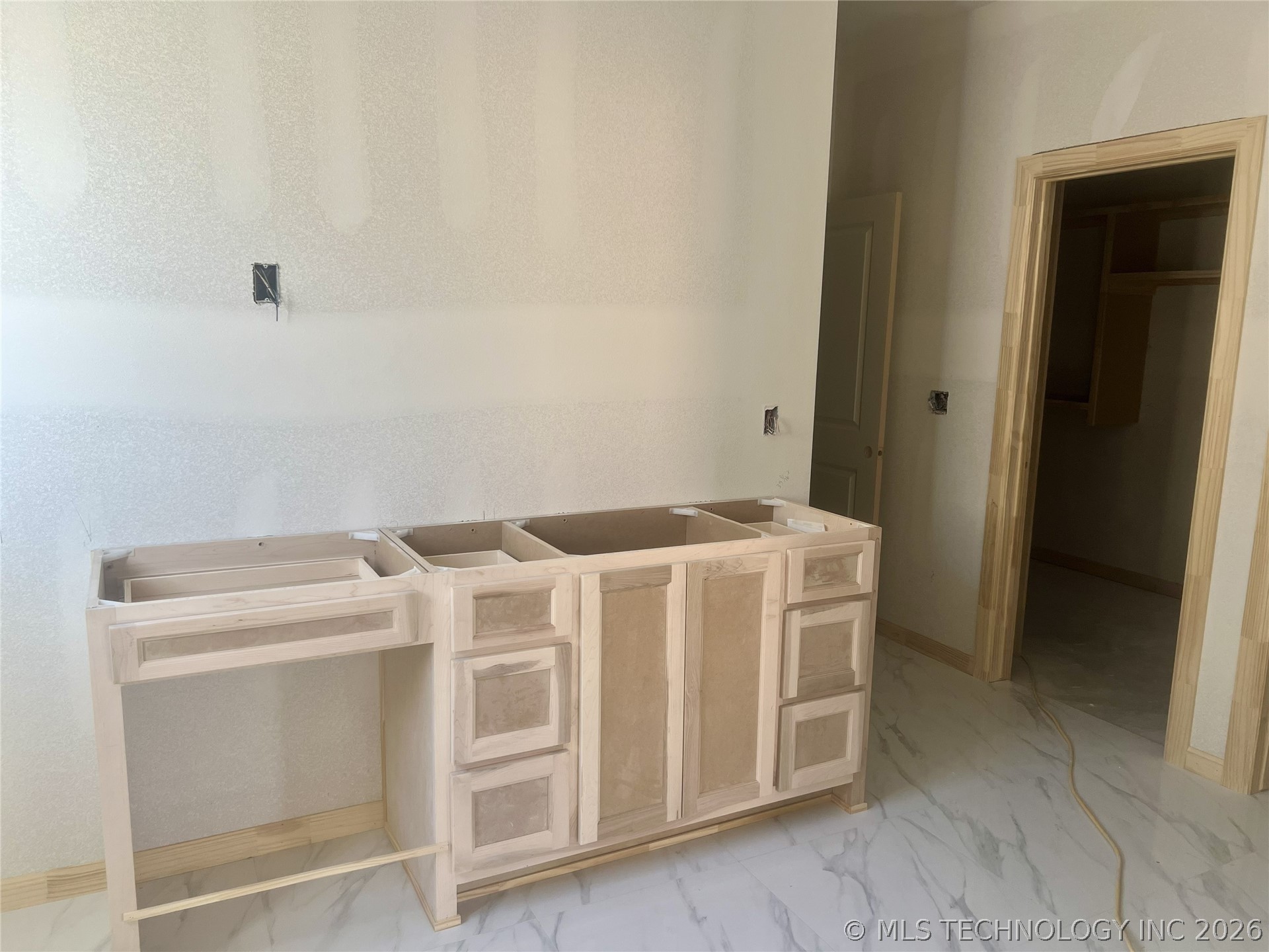 6905 S Willow Avenue Property Photo 13